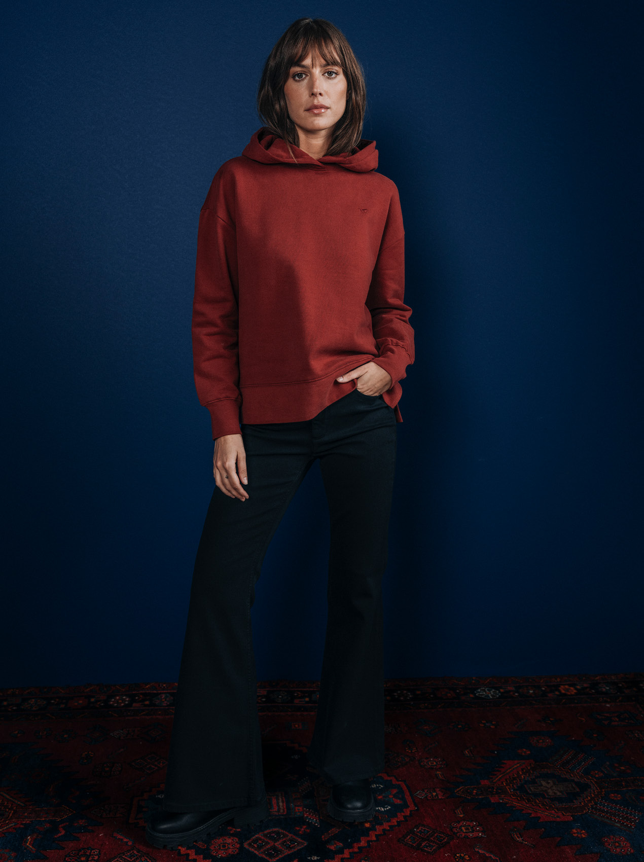 hoodie, rot, Sweatshirt, Langarm, schwarze Hose