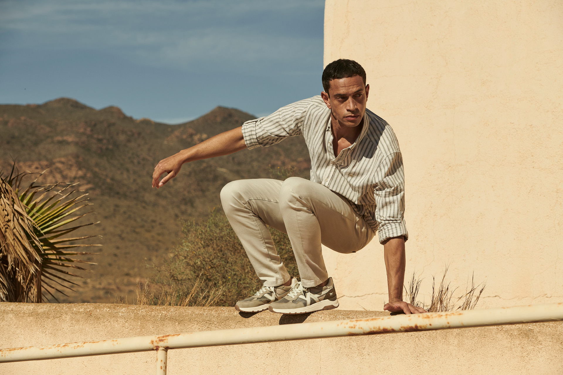 männeroutfit, hemd, strickhemd, beigehosen, sportliche sneakers