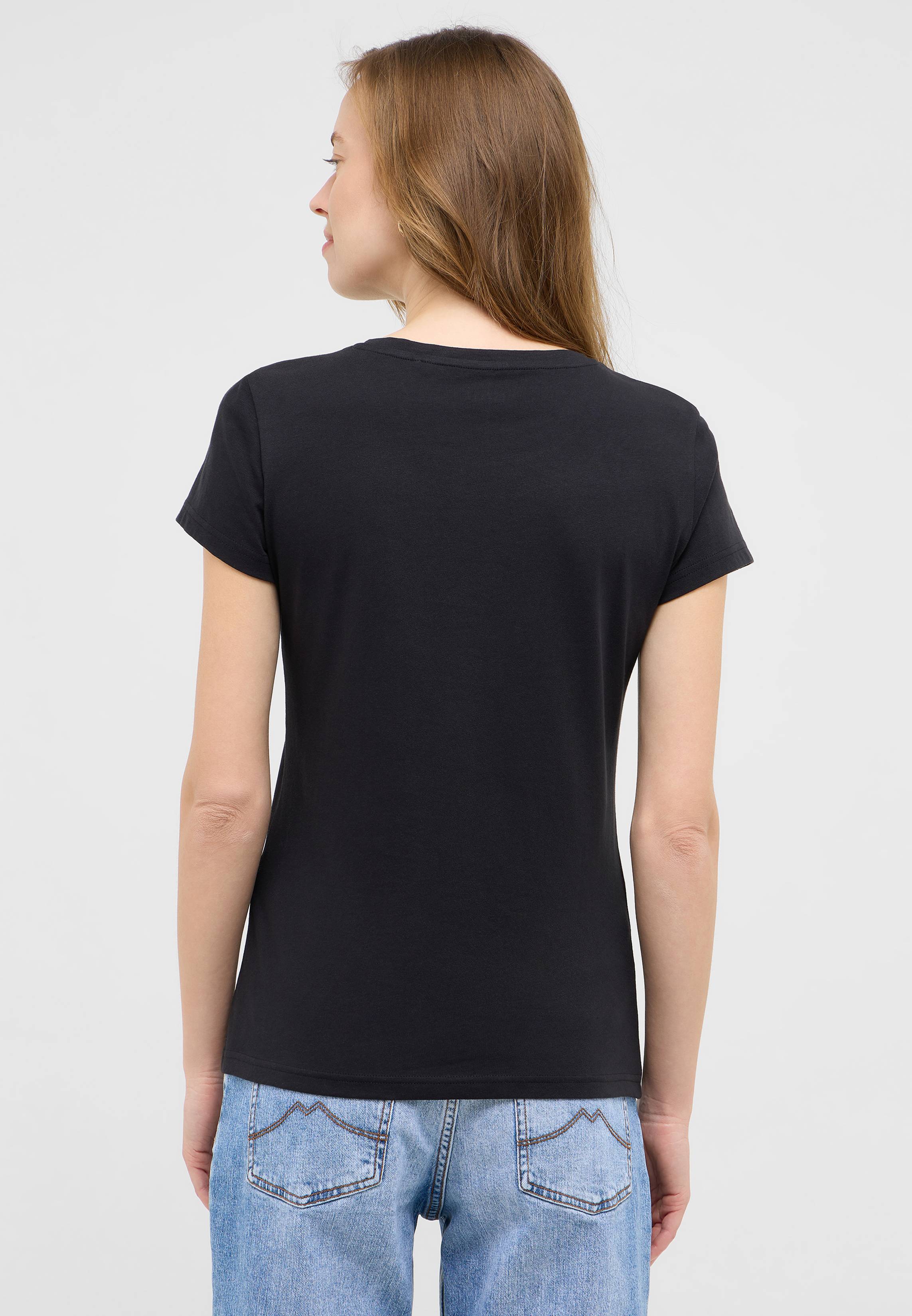 Bekleidung, T-shirt, Person, Ärmel, Kopf