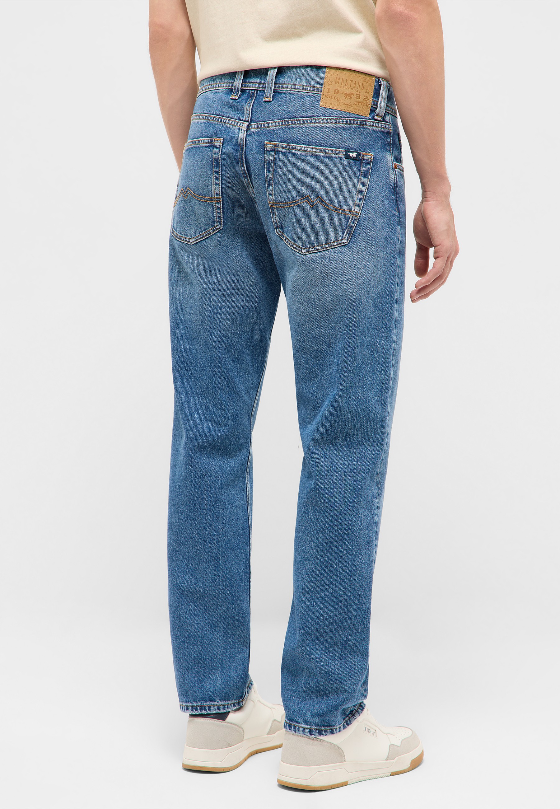 jeans, blauer Denim, Hintertaschen, gerader Beinverlauf, Gürtel-Schlaufen