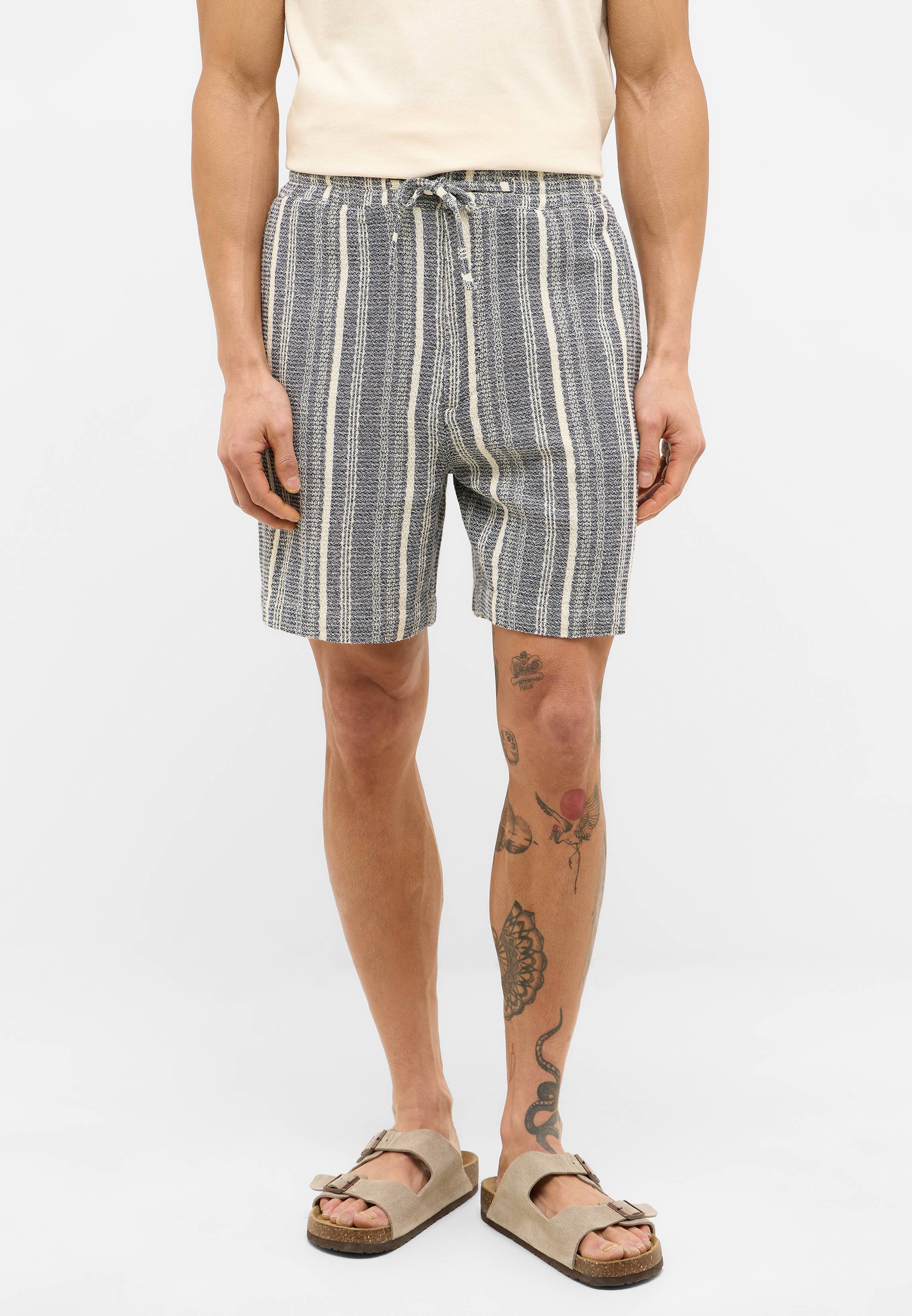 Bekleidung, Kurze Hosen, Schuhwerk, Sandale, Tätowierung
