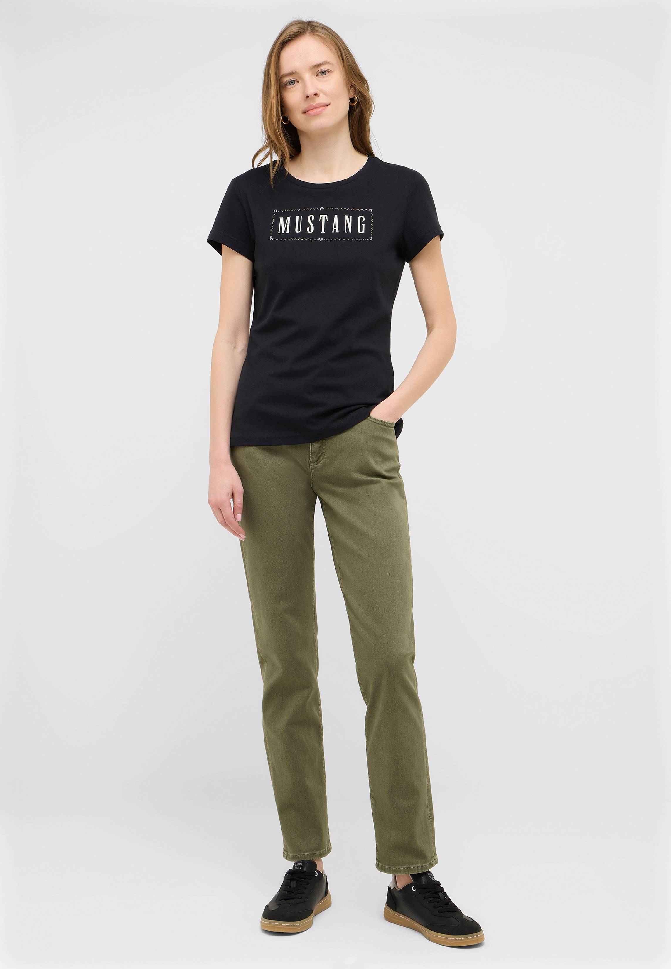 Bekleidung, T-shirt, Hosen, Person, Khaki