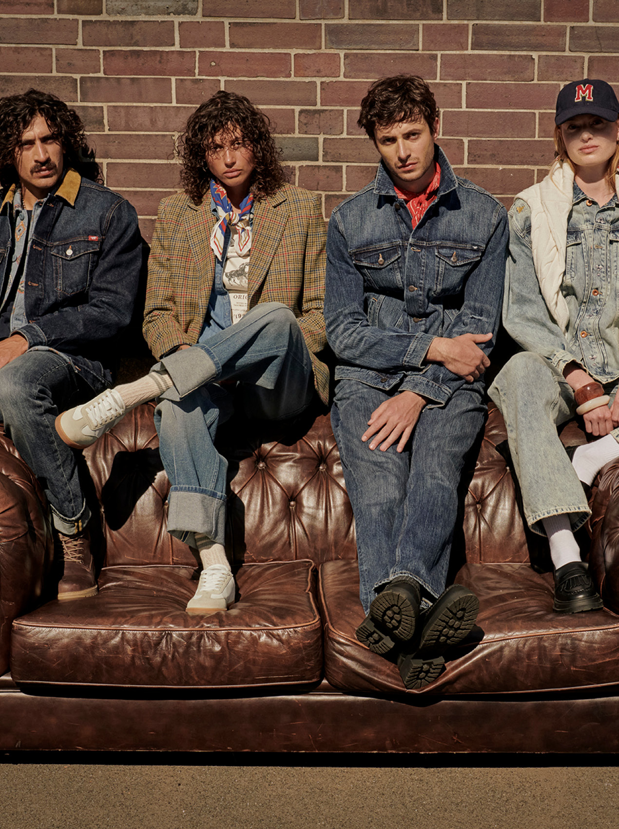 Couch, Hosen, Jeans, Jacke, Person