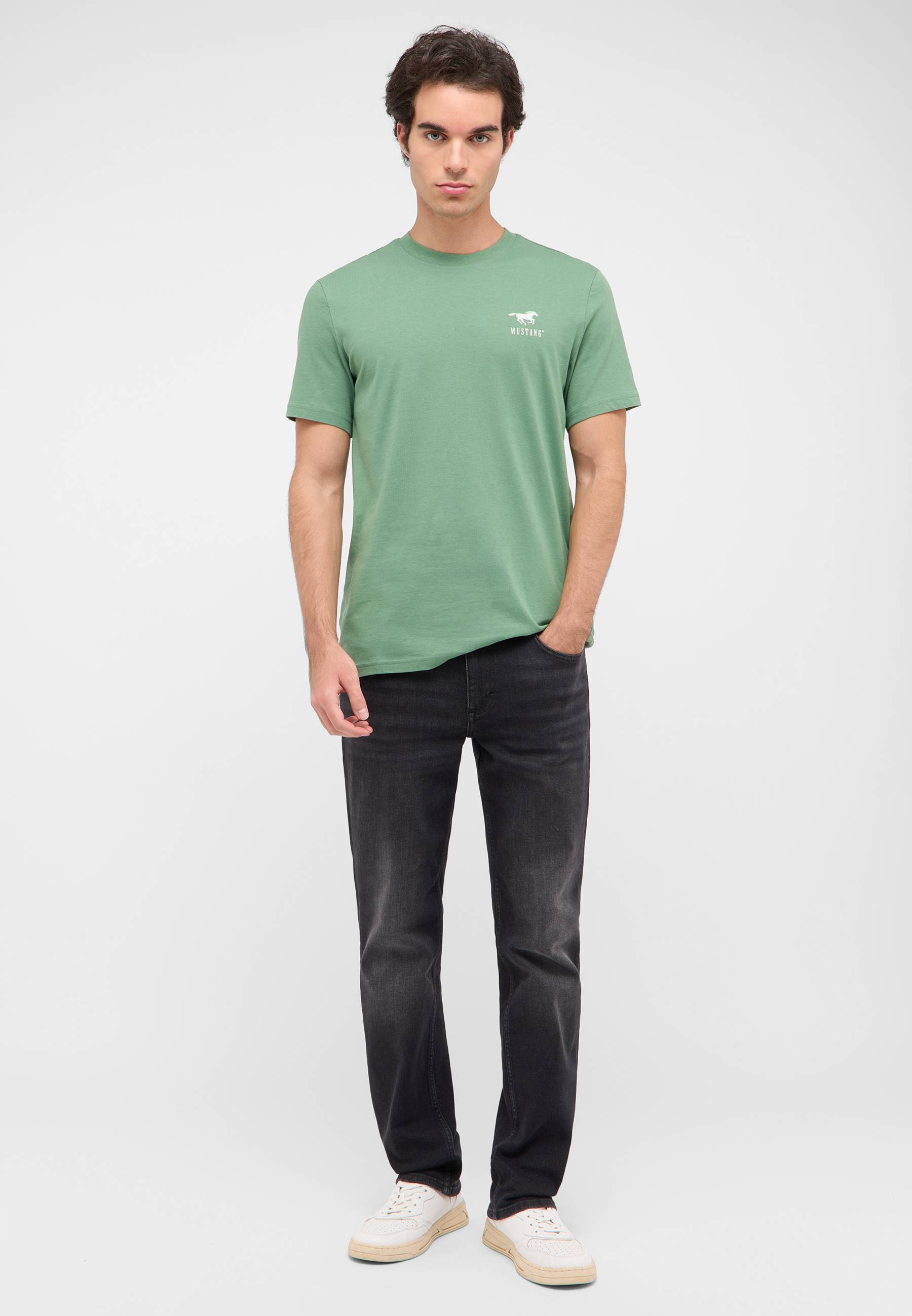 Bekleidung, T-shirt, Person, Stehend, Hosen