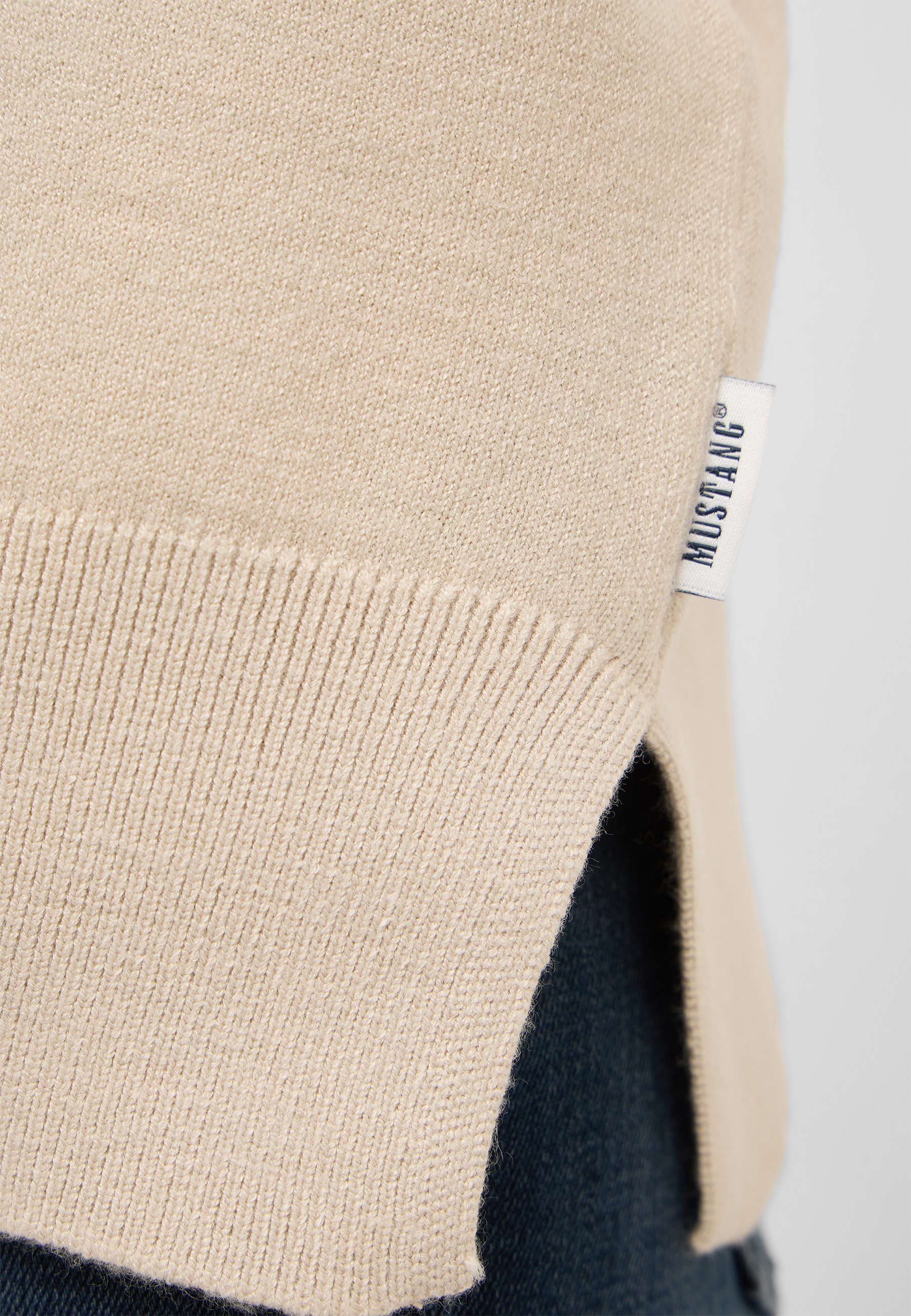 Beige Pullover, Kragenlose Oberteil, Strickware, Beige Farbe, Etikett am Saum