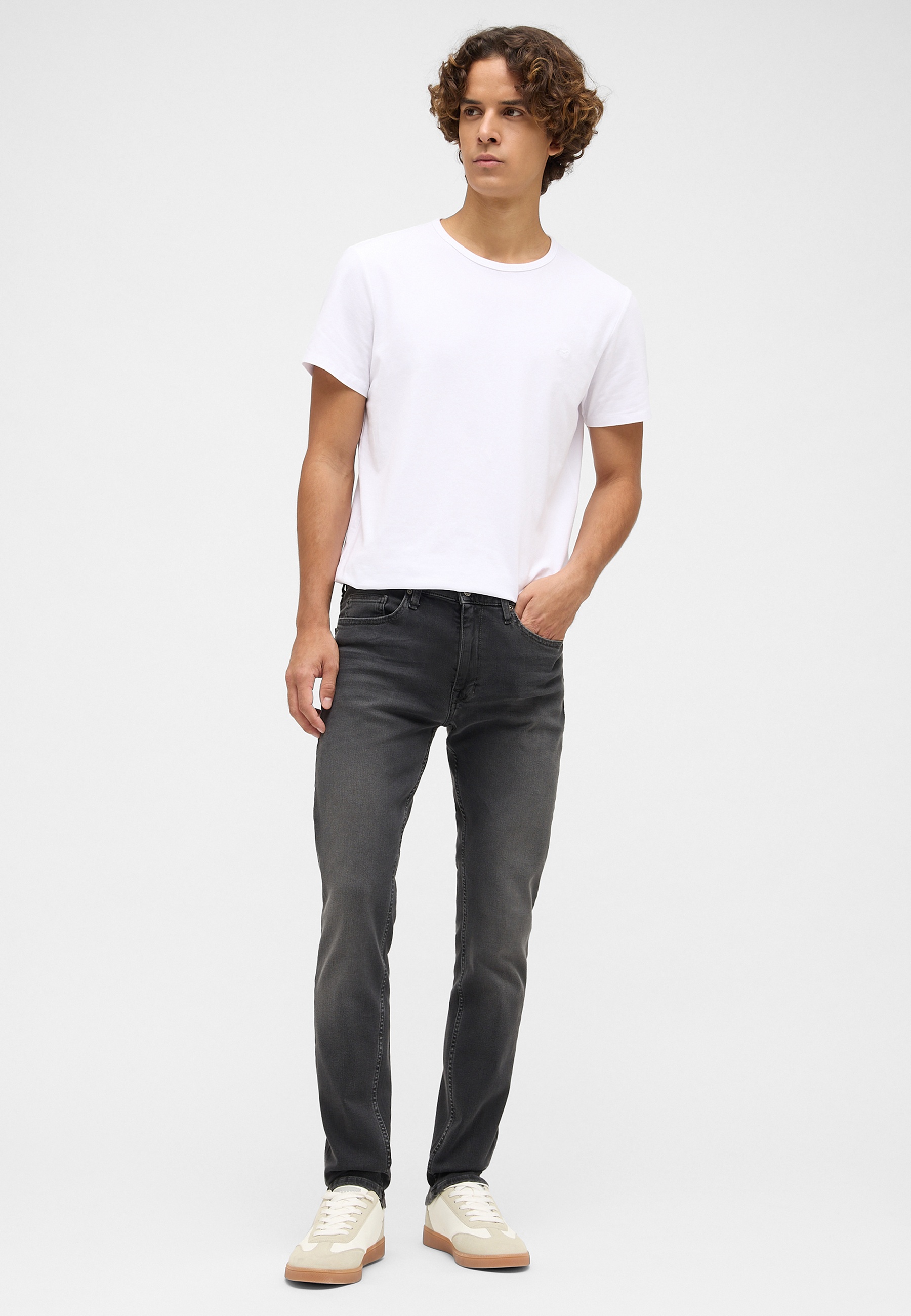 Bekleidung, T-shirt, Hosen, Person, Stehend
