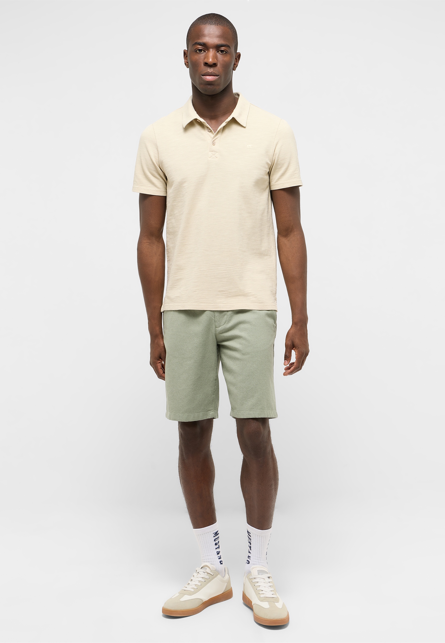 Polohemd, Kurzarm, Beigefarbene, Polo-T-Shirt, Khaki-Shorts