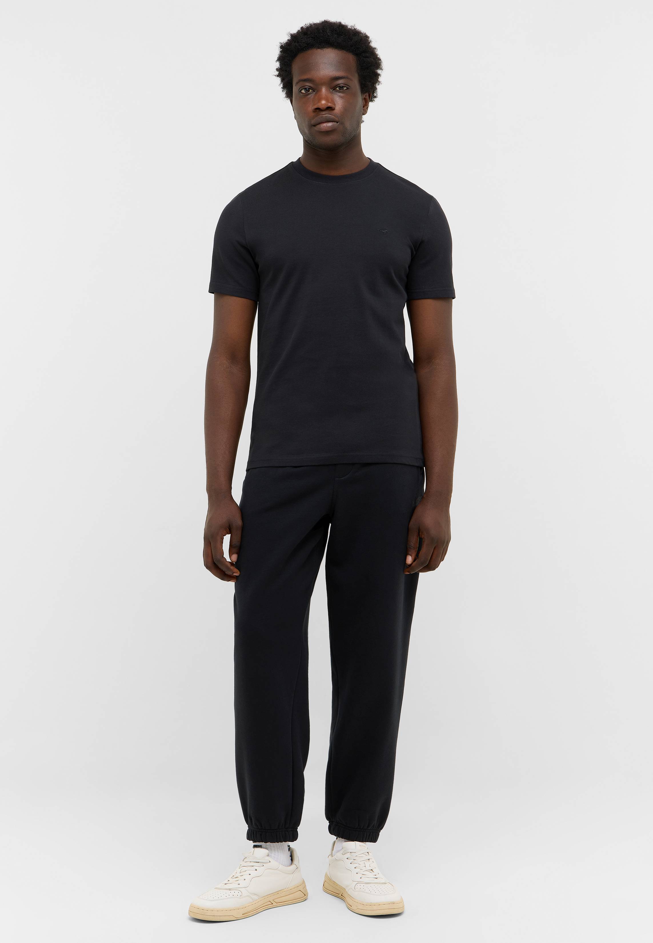 T-shirt, Person, Stehend, Hosen, Mann