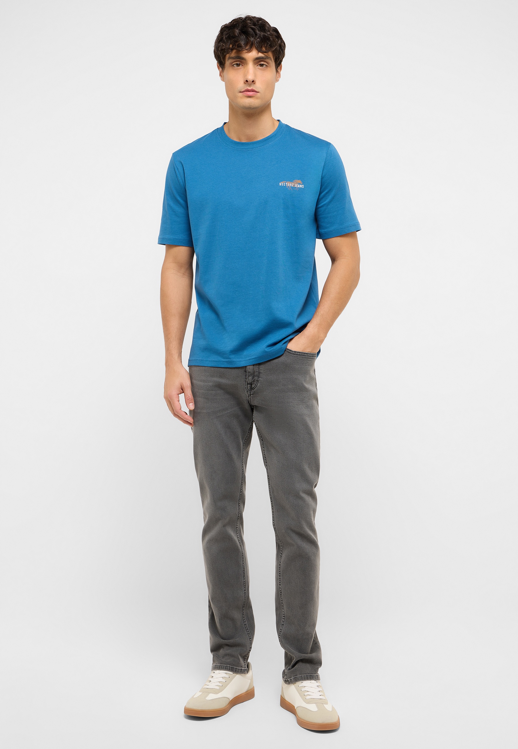 T-shirt, Hosen, Person, Stehend, Hemd