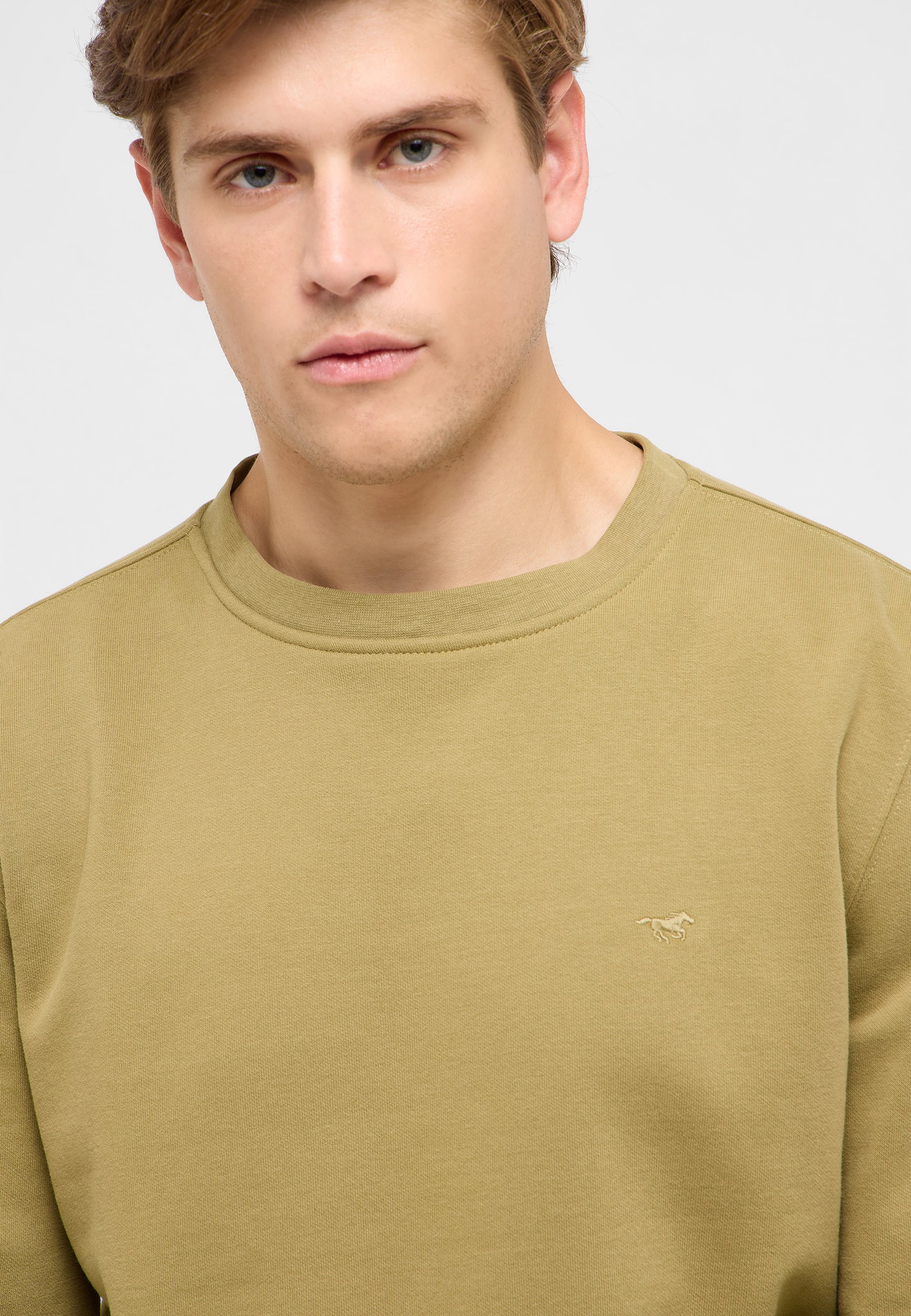 T-shirt, Person, Kopf, Hals, Langer Ärmel