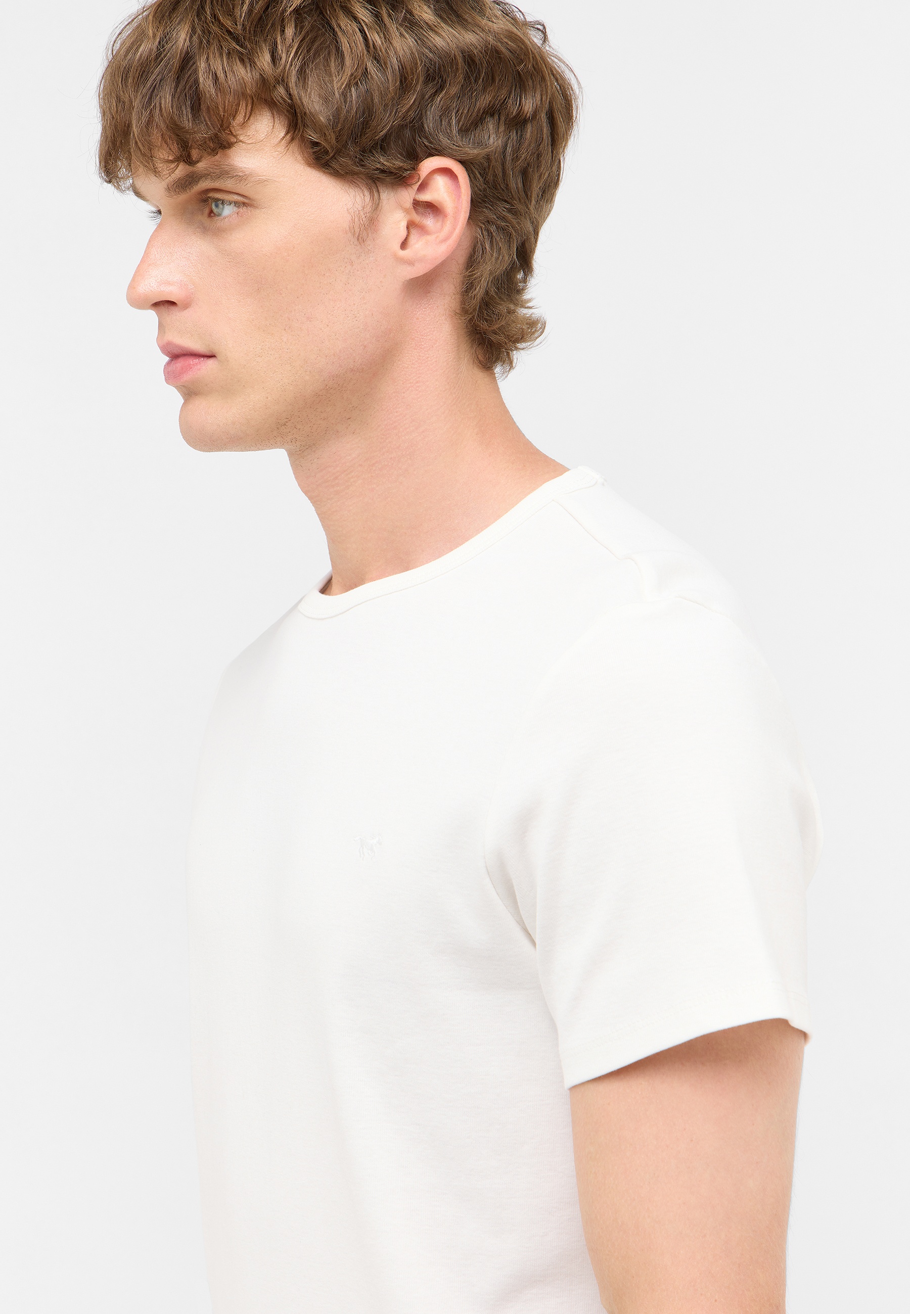 T-shirt, Gesicht, Kopf, Hals, Person