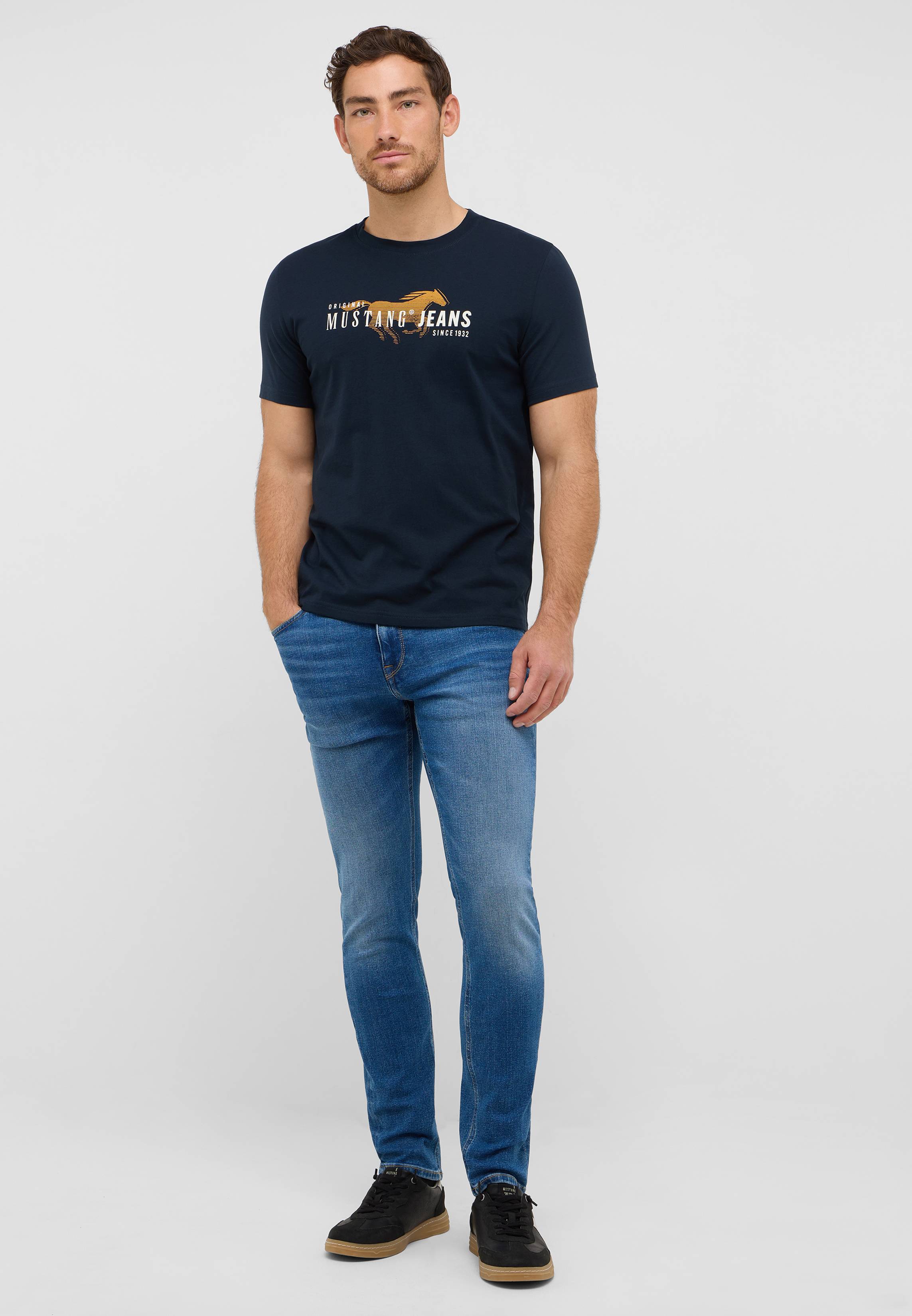 Hosen, T-shirt, Jeans, Person, Stehend