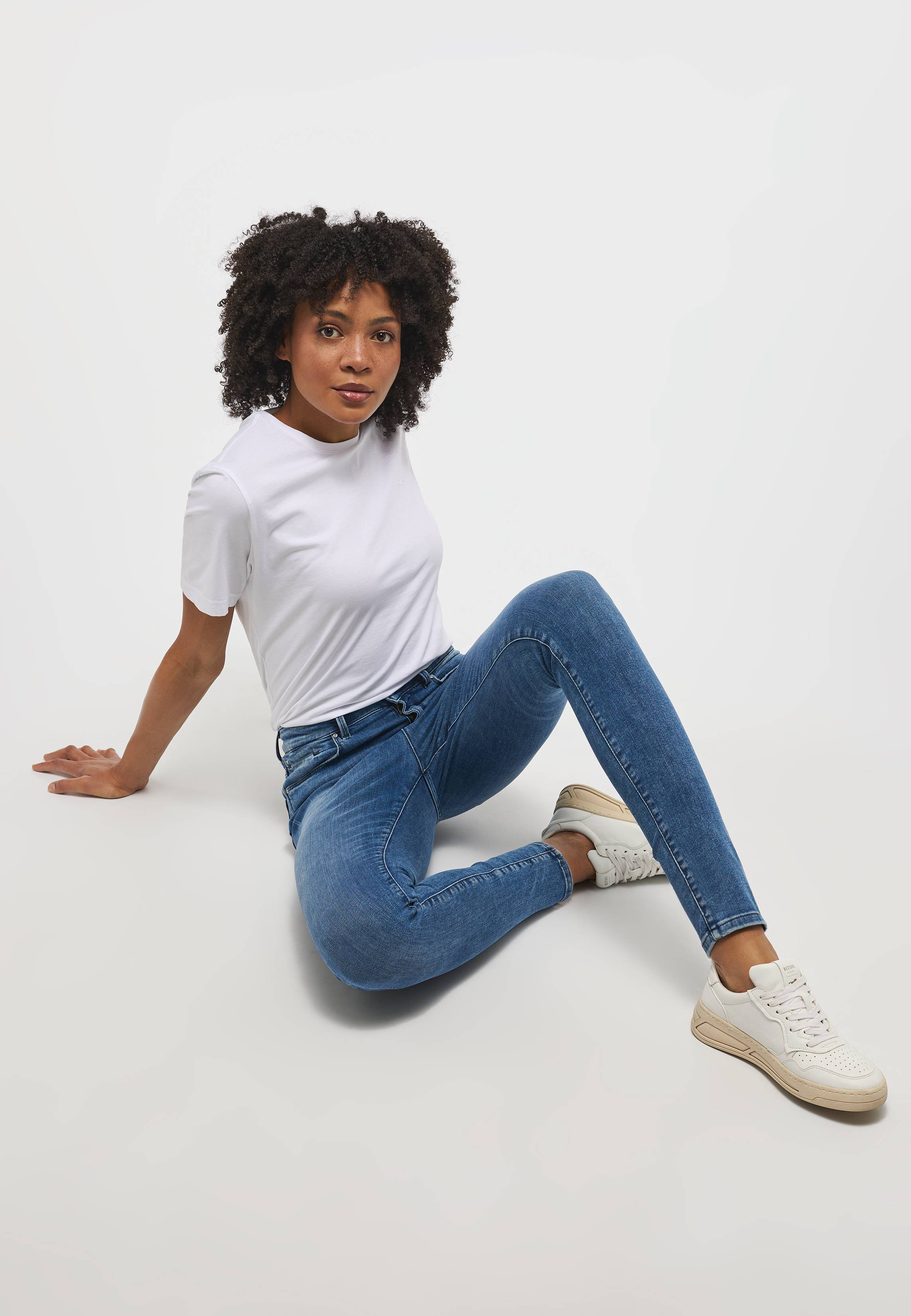 Hosen, Jeans, Schuh, Person, Sitzen