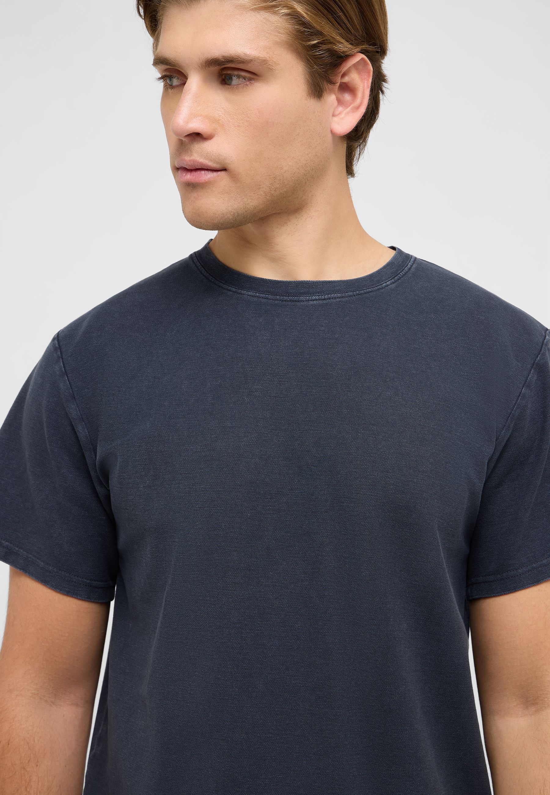 Bekleidung, T-shirt, Ärmel, Person, Hals