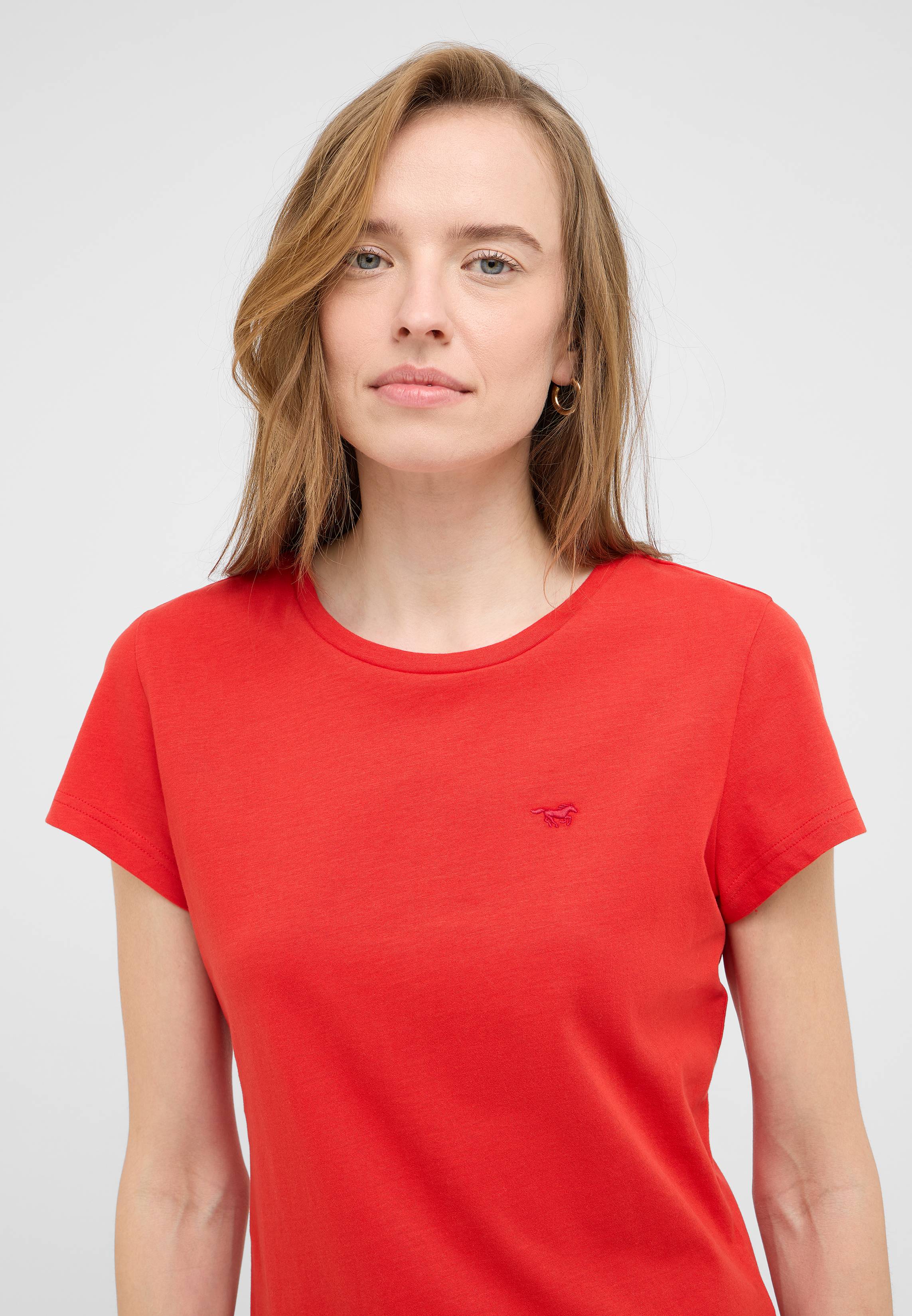 T-shirt, Gesicht, Kopf, Hals, Ärmel
