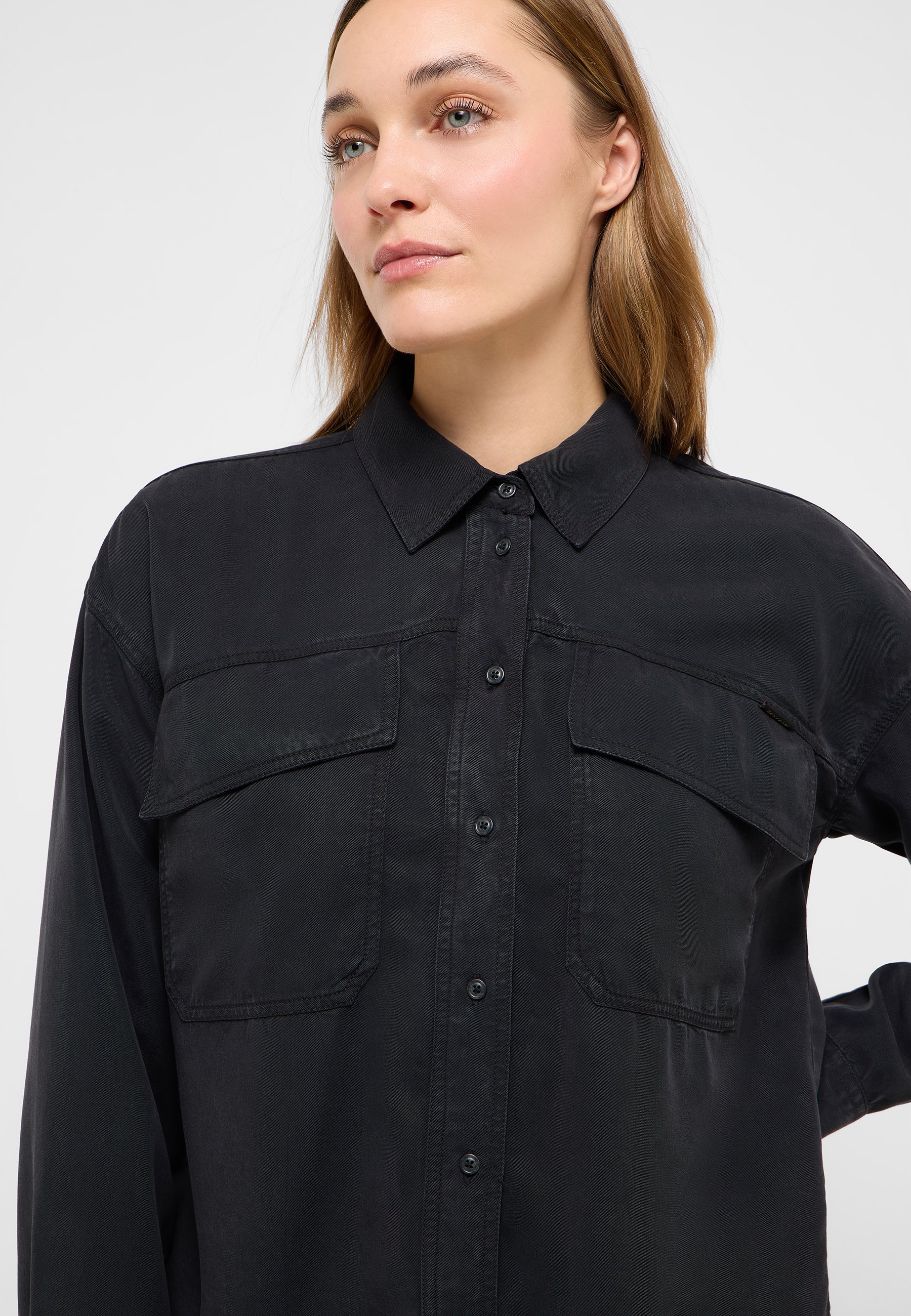 dunkle Jeansjacke, Overshirt, Hemdknöpfe, Pattentaschen, Knopfleiste
