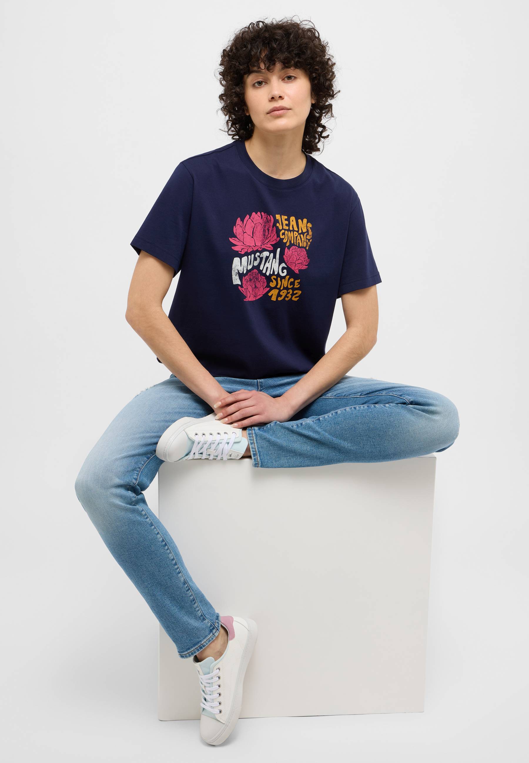 Person, Sitzen, T-Shirt, Junge, Jugendlich