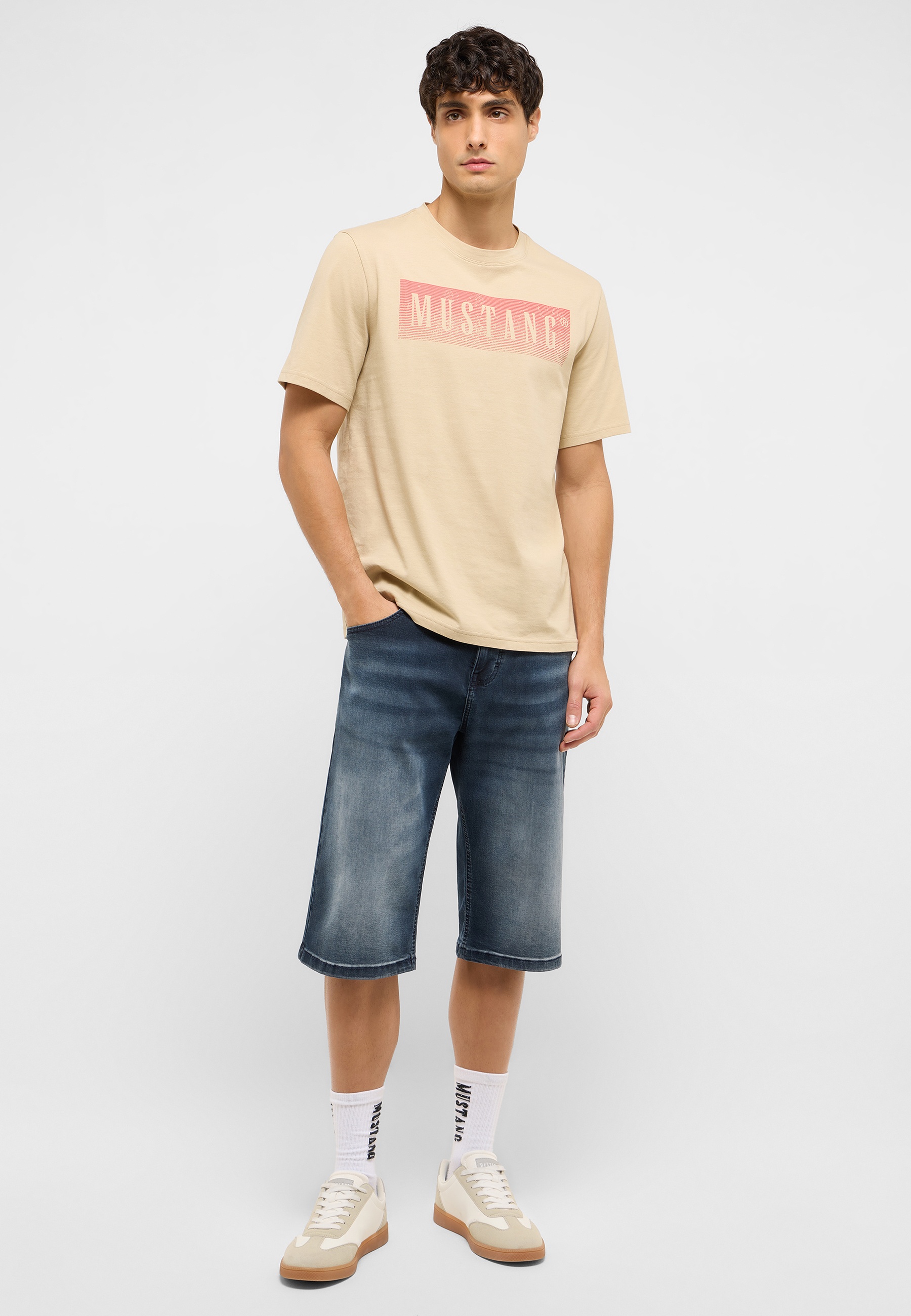 T-shirt, Kurze Hosen, Junge, Person, Jugendlich
