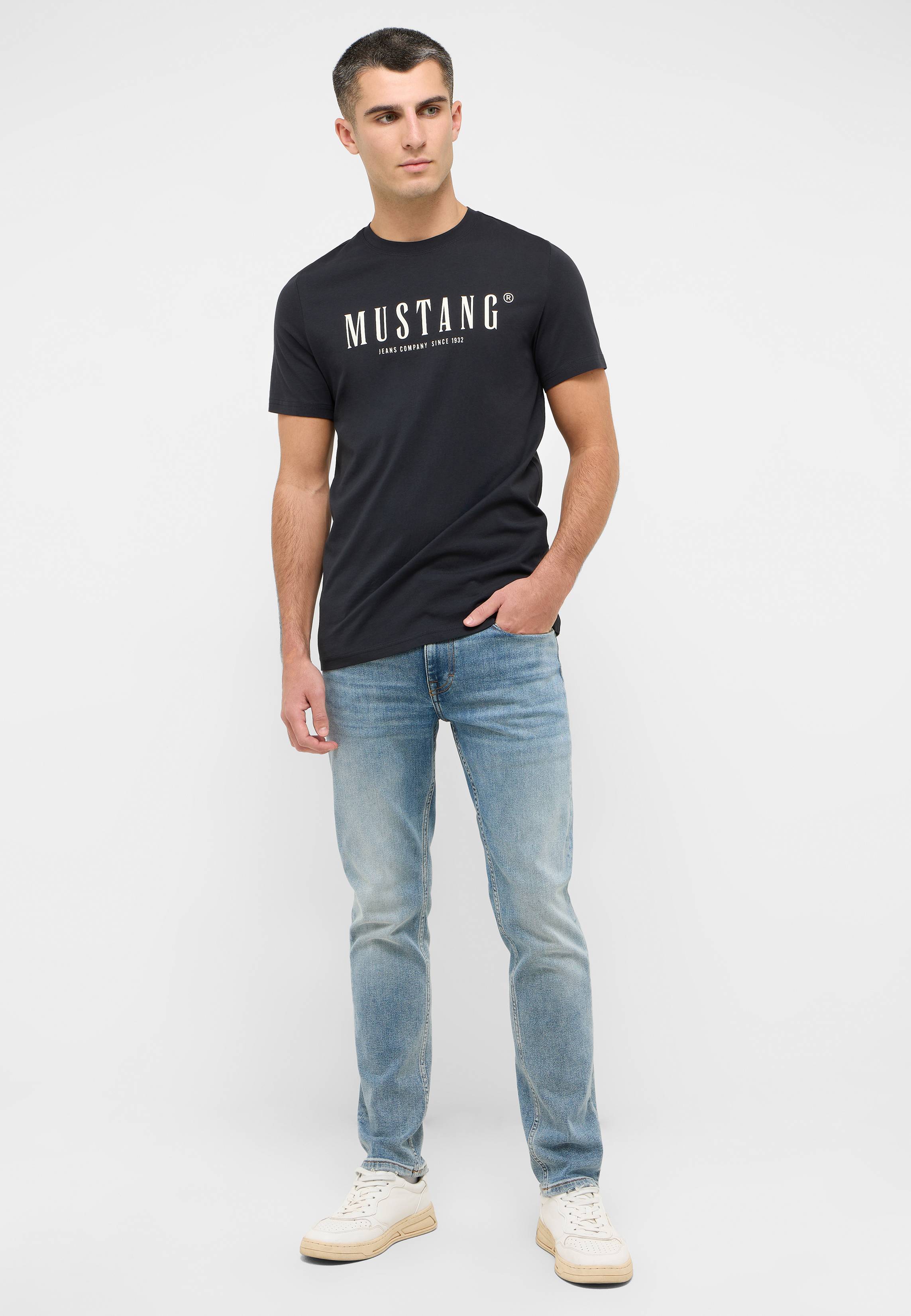 T-shirt, Hosen, Person, Stehend, Hemd