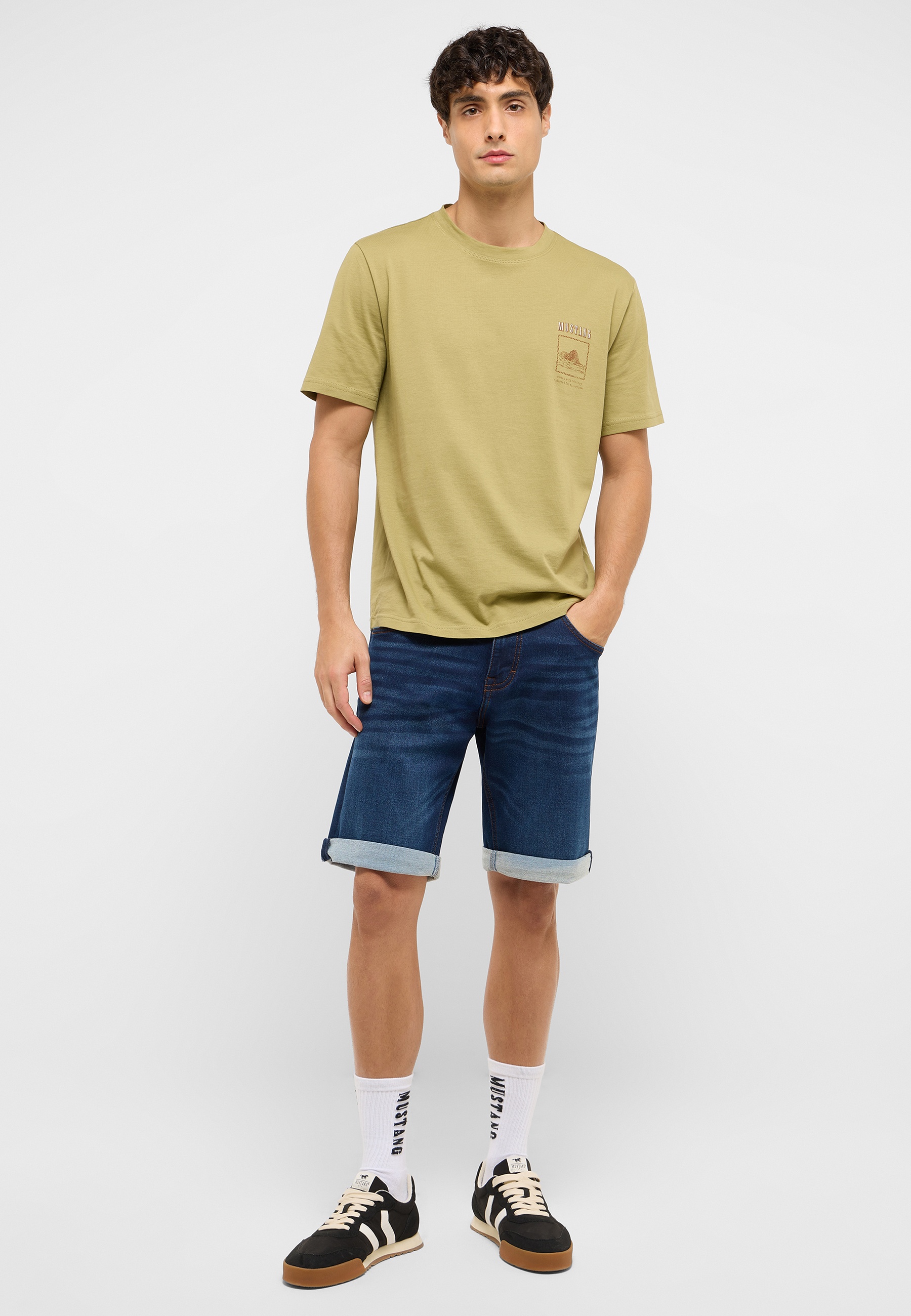 Kurze Hose, T-shirt, Person, Schuh, Hemd