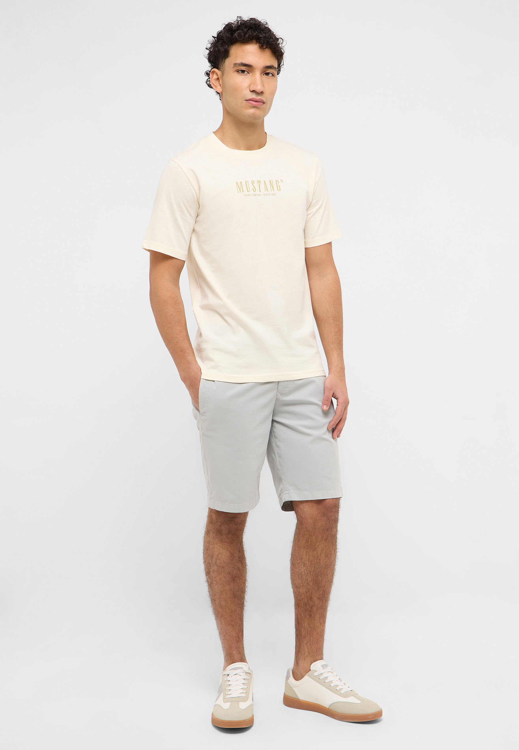 Bekleidung, Kurze Hosen, T-shirt, Person, Schuh