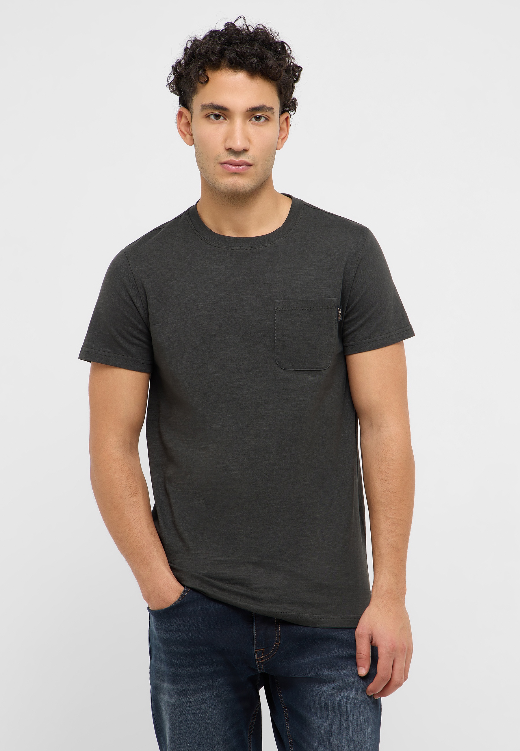 T-shirt, Jeans, Erwachsener, Mann, Person