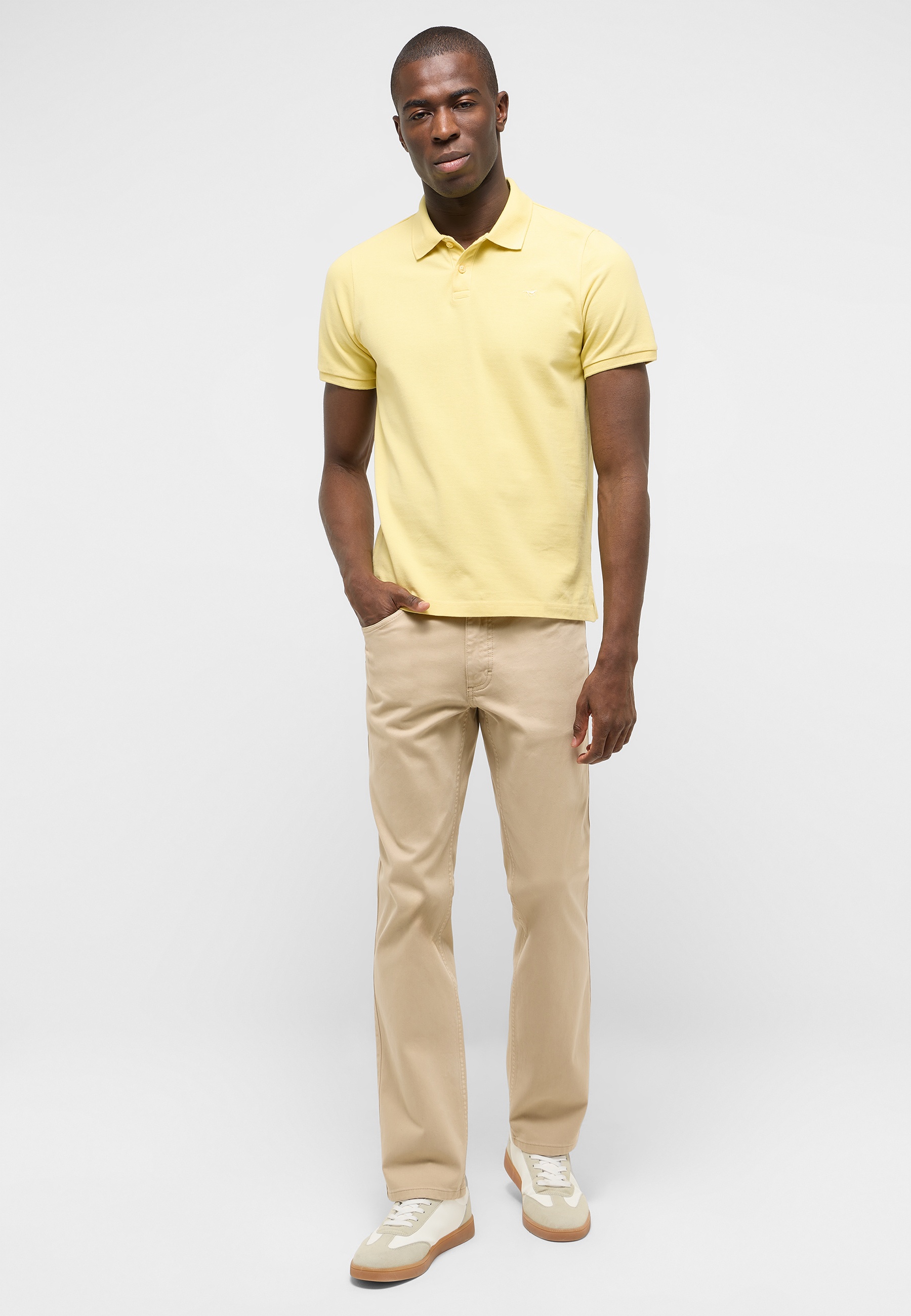 polo-shirt, hellgelb, kurzarm, baumwolle, khaki-hose