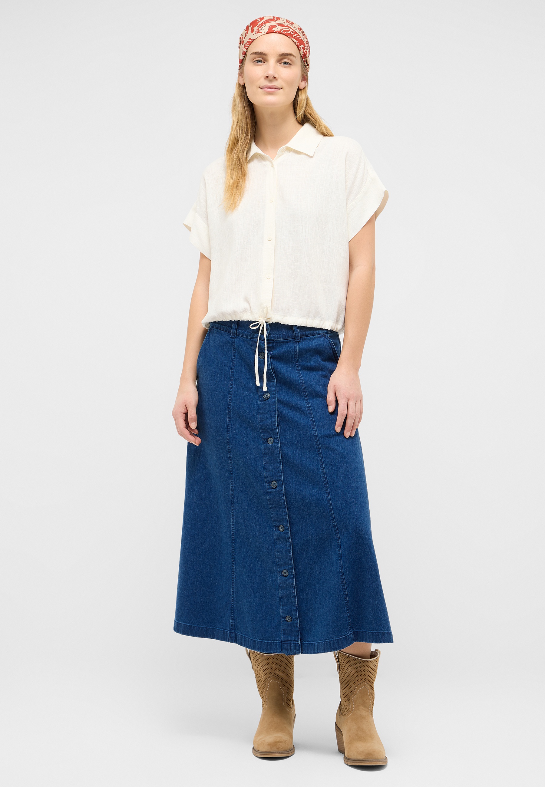 Kragenhemd, Weiße Bluse, Midi-Rock, Denim-Rock, Stiefel