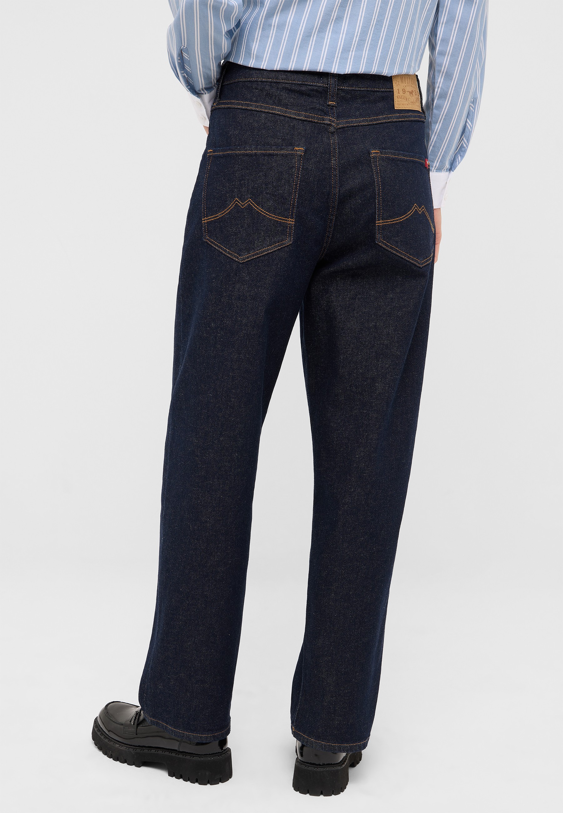 Jeans, Denim, Back pockets, Straight leg, Dark wash