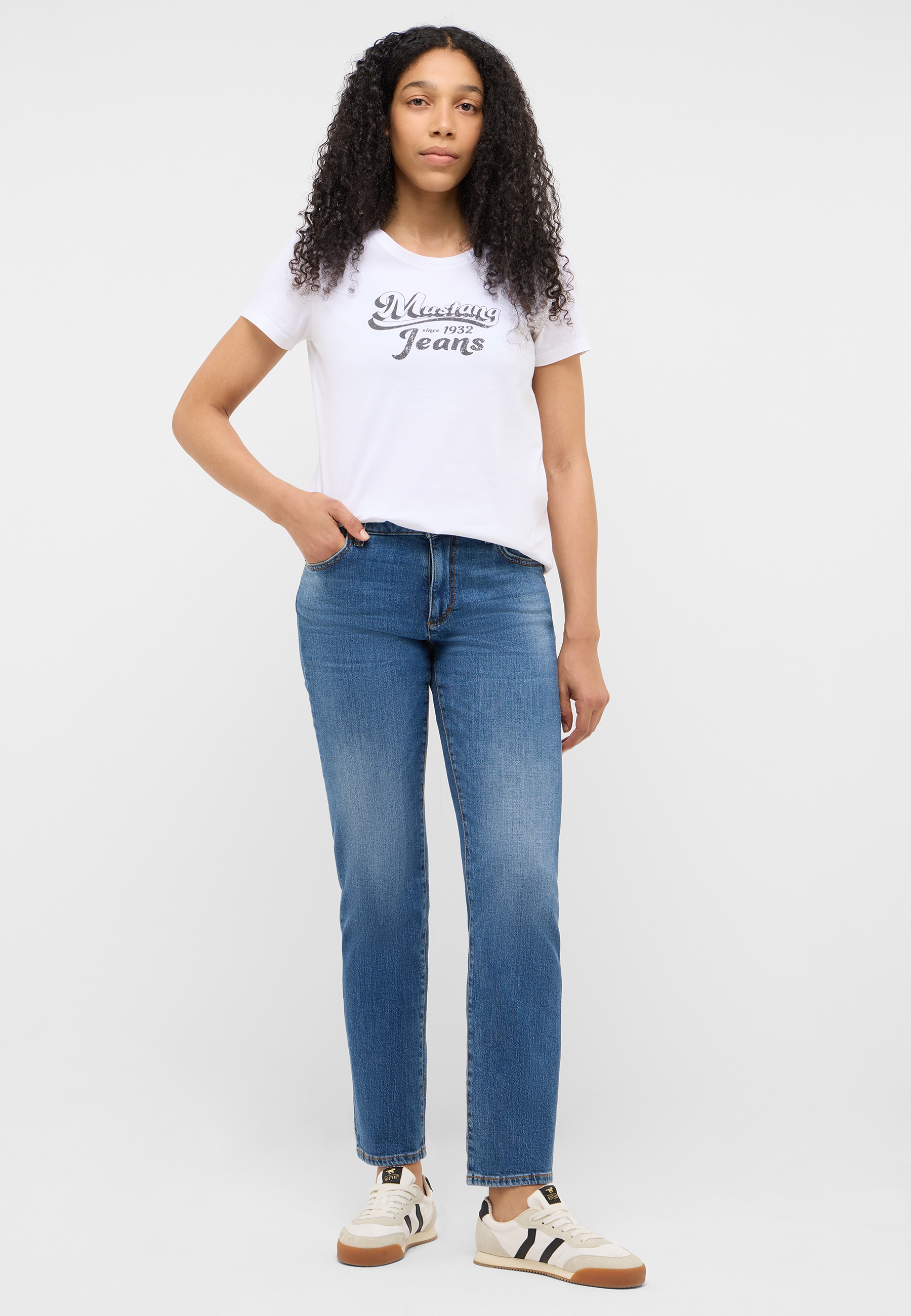 Jeans, blaue Jeans, T-Shirt, weißes T-Shirt, casual Outfit