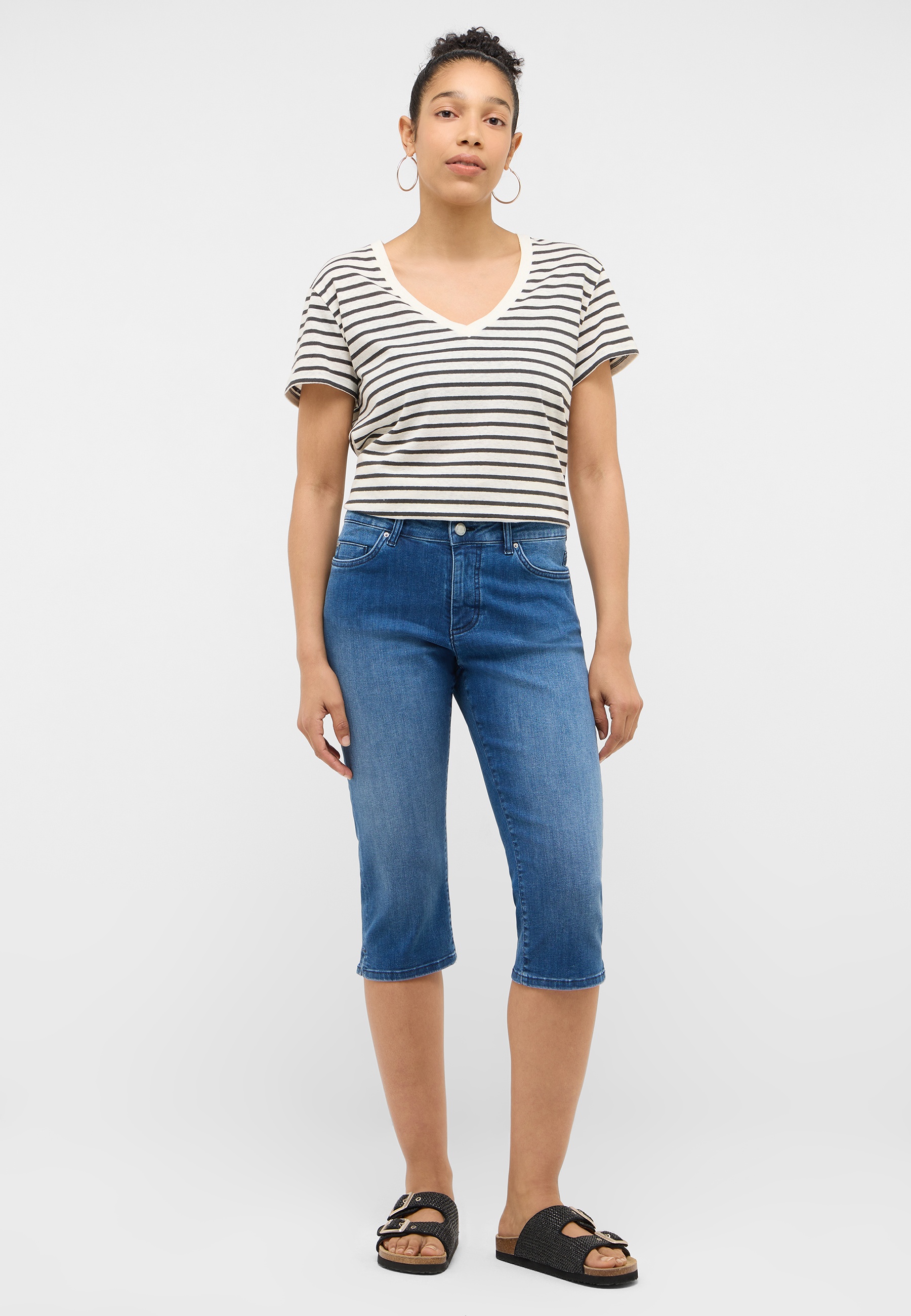 Streifenshirt, V-Ausschnitt, Kurzarm, Jeansshorts, Sandalen