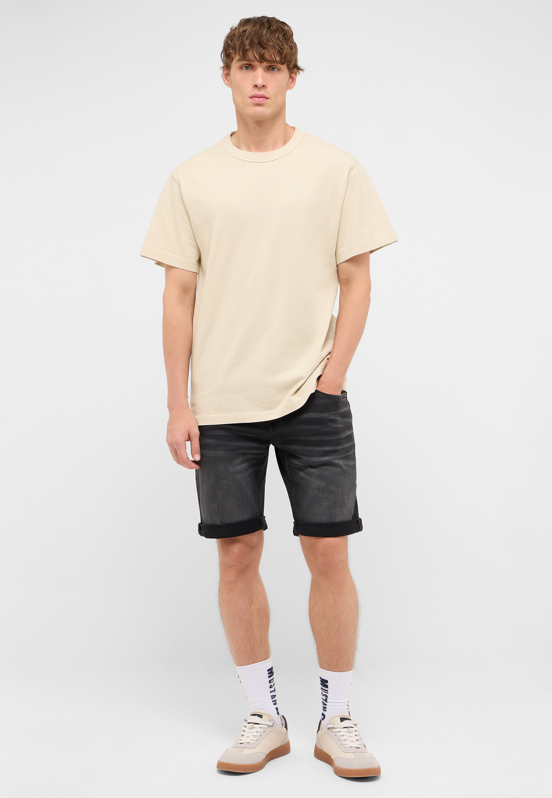 Tee-Shirt, Beige, Kurzarm, Großes Schnitt, Jeansshorts, Socken, Sneaker