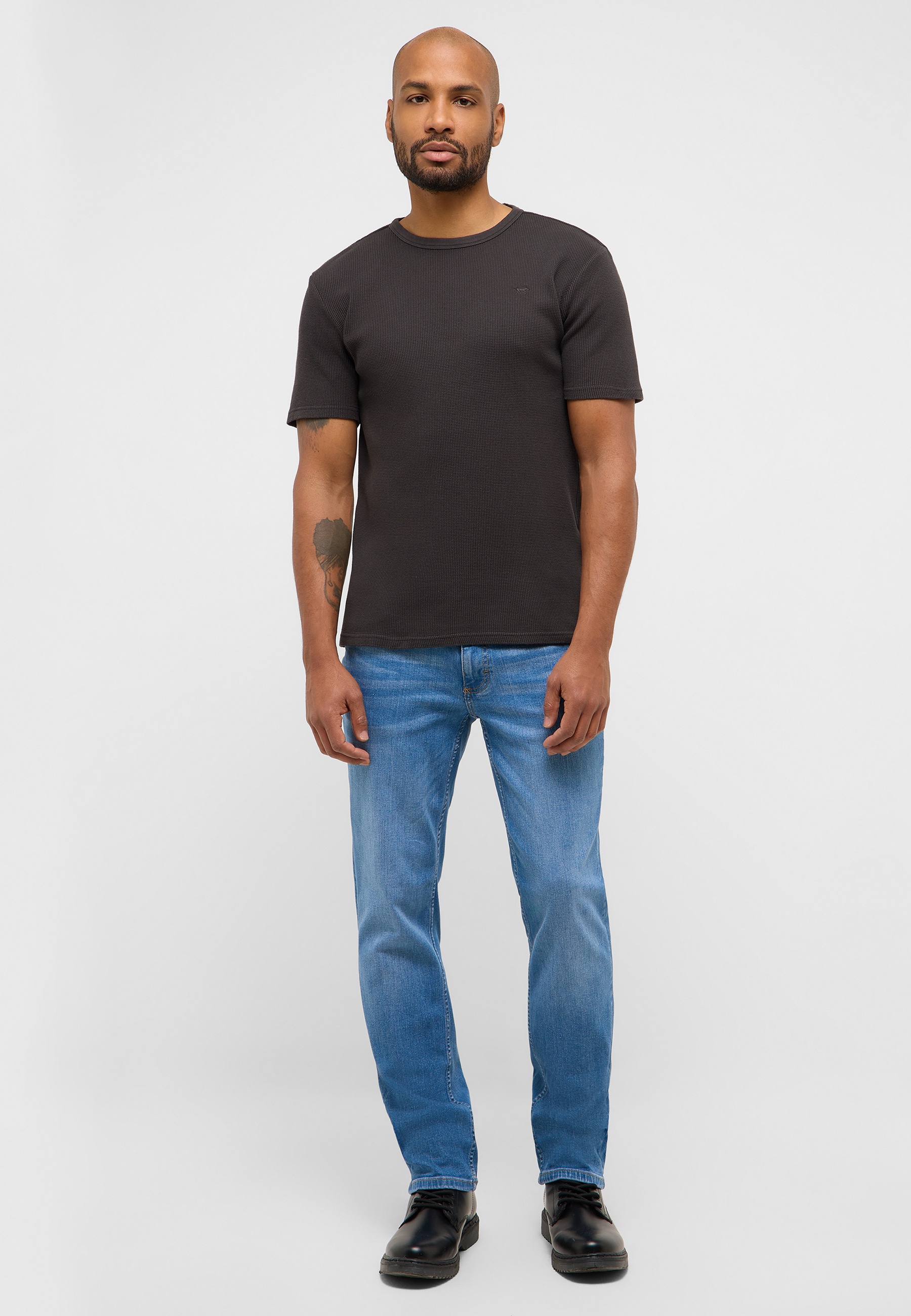 T-shirt, Person, Stehend, Hosen, Jeanshose