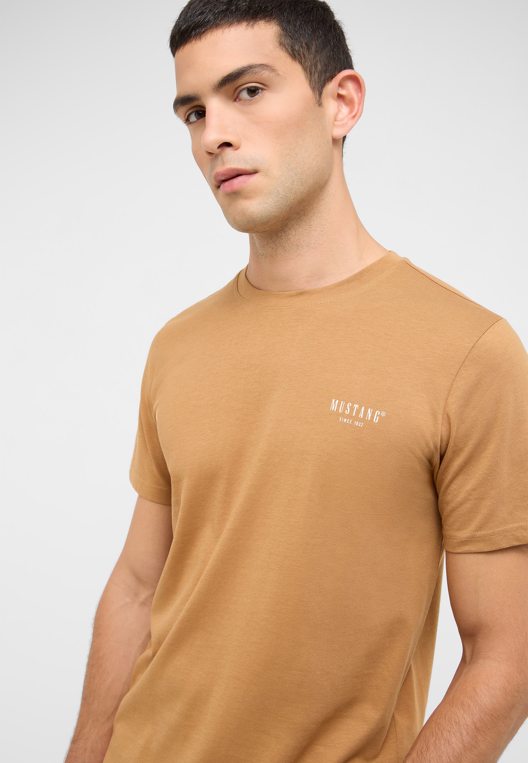 T-shirt, Hals, Person, Erwachsener, Mann