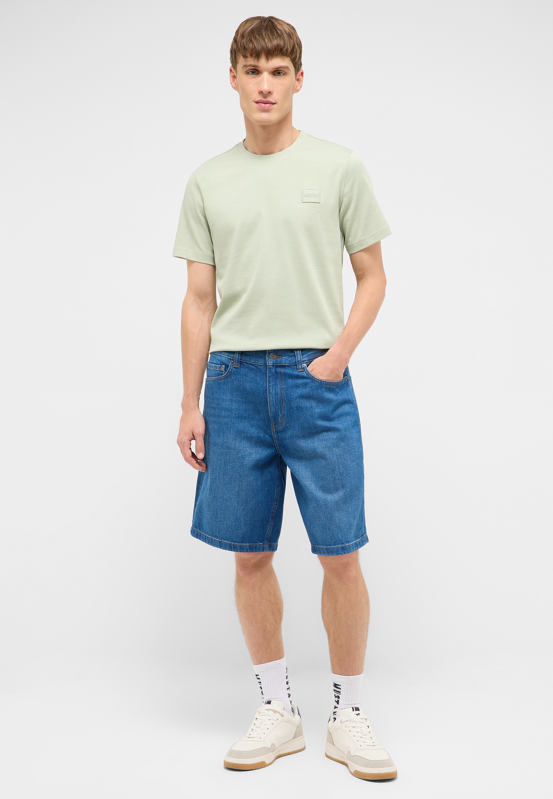 T-Shirt, Kurzarmshirt, Jeansshorts, Grün, Unifarbig