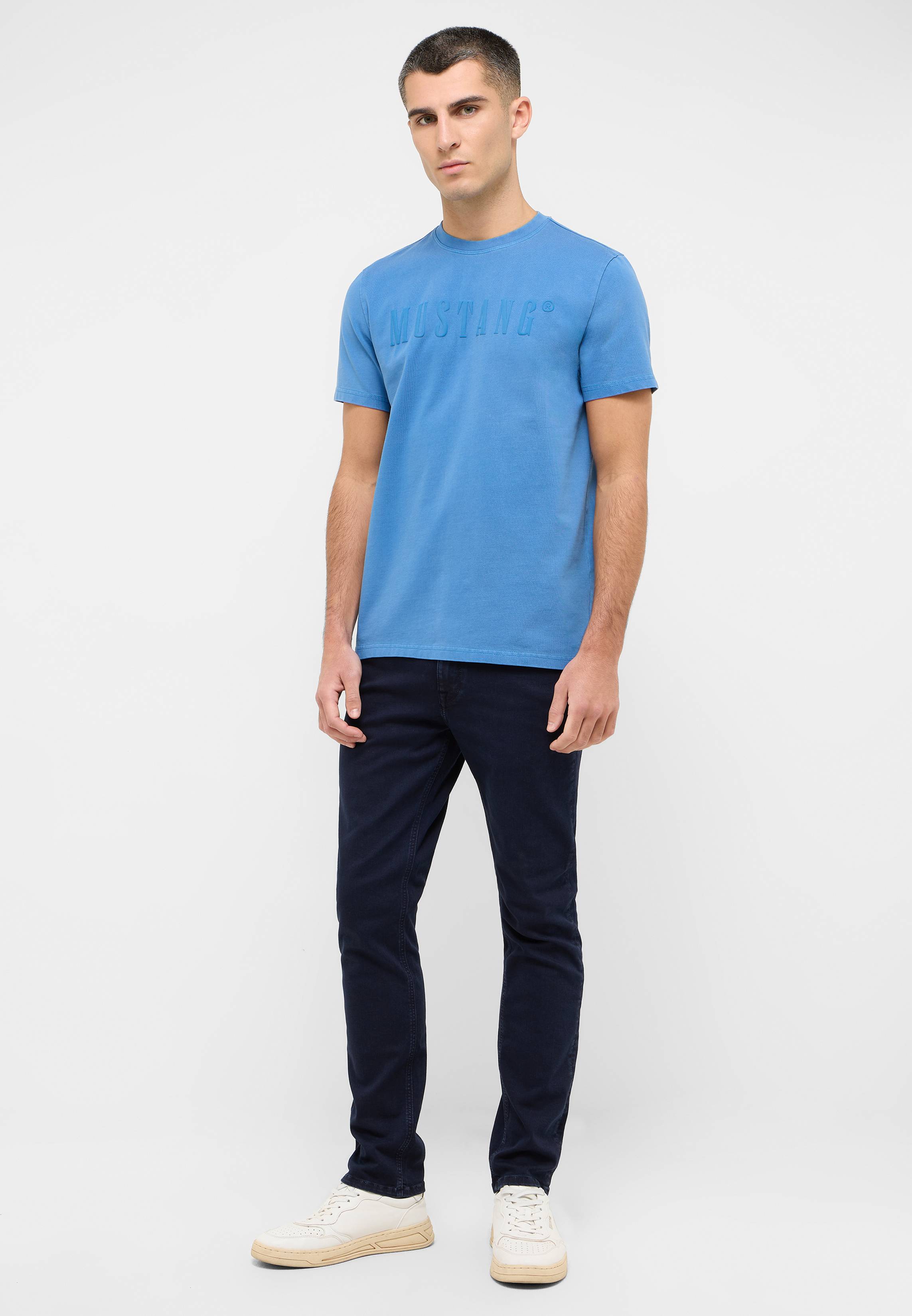 Bekleidung, T-shirt, Hosen, Person, Stehend