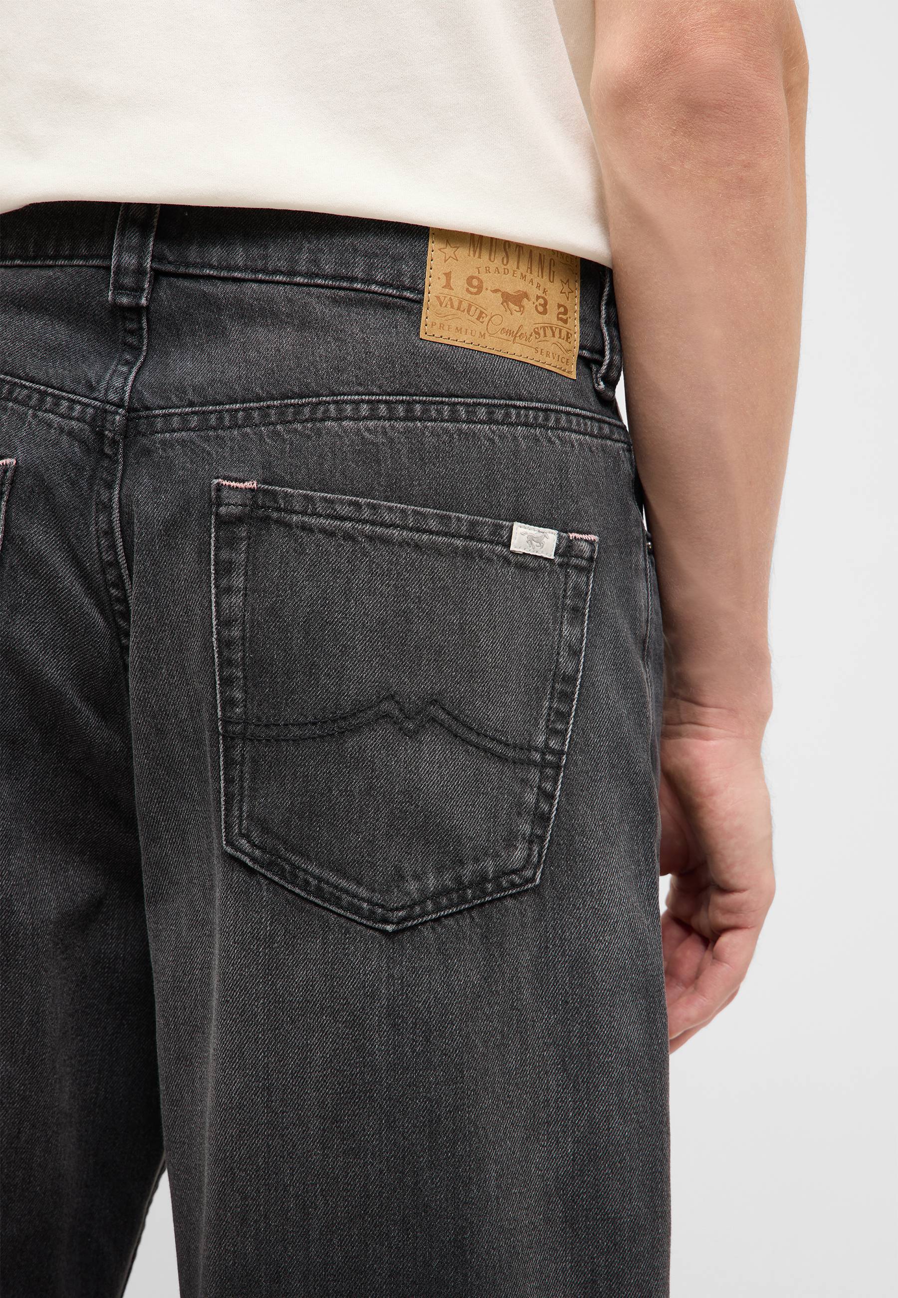 jeans, Denim, hintere Tasche, schwarz, Nähte kontrast