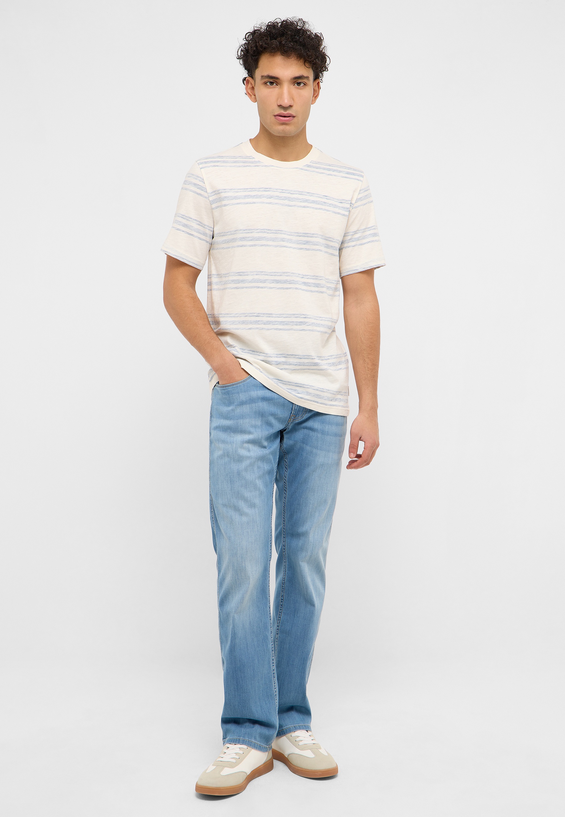 t-shirt, gestreift, Rundhals, kurzarm, hellblaue jeans