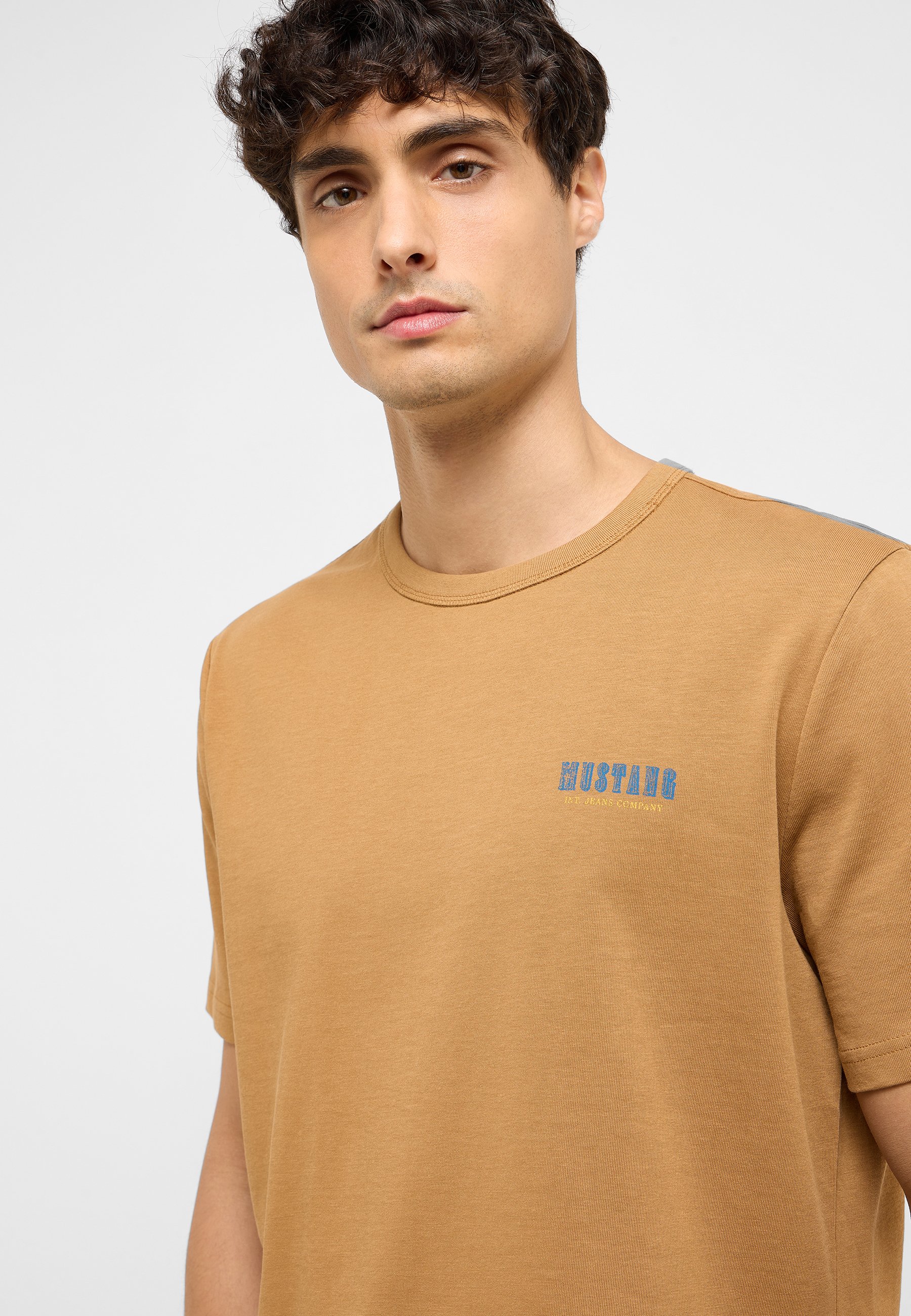 T-shirt, Gesicht, Kopf, Hals, Person