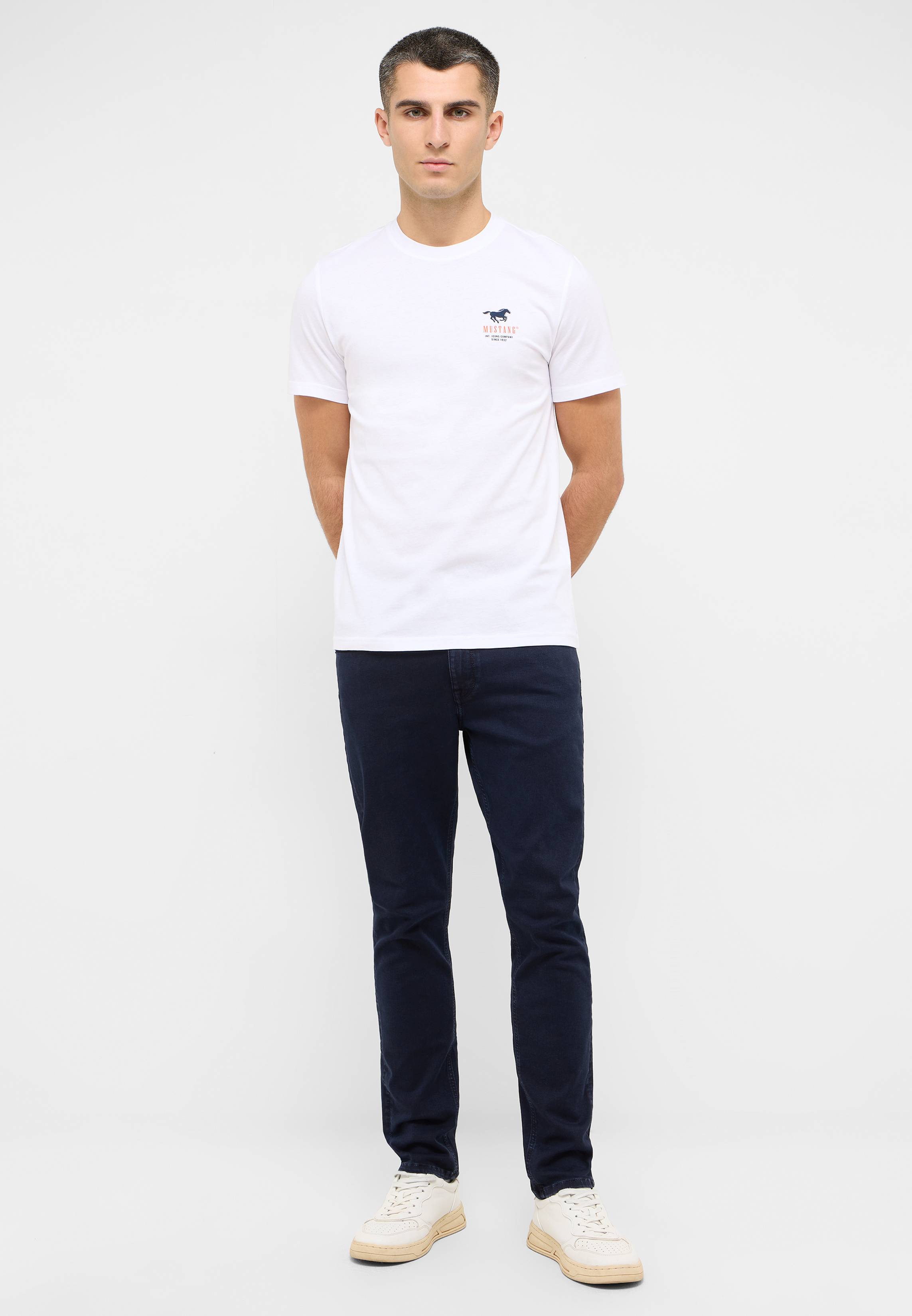 T-shirt, Person, Stehend, Hosen, Mann