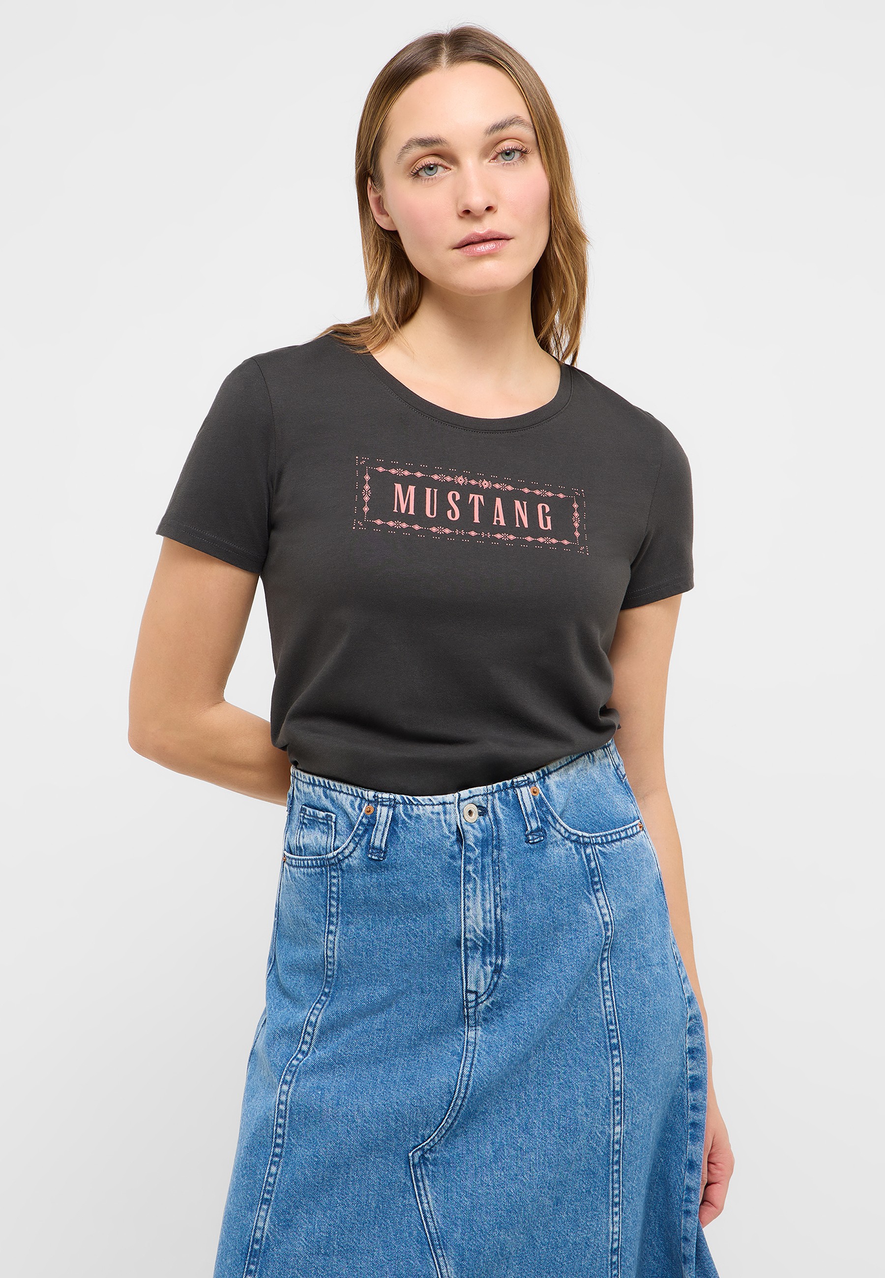 T-shirt, Rock, Hosen, Person, Jeans