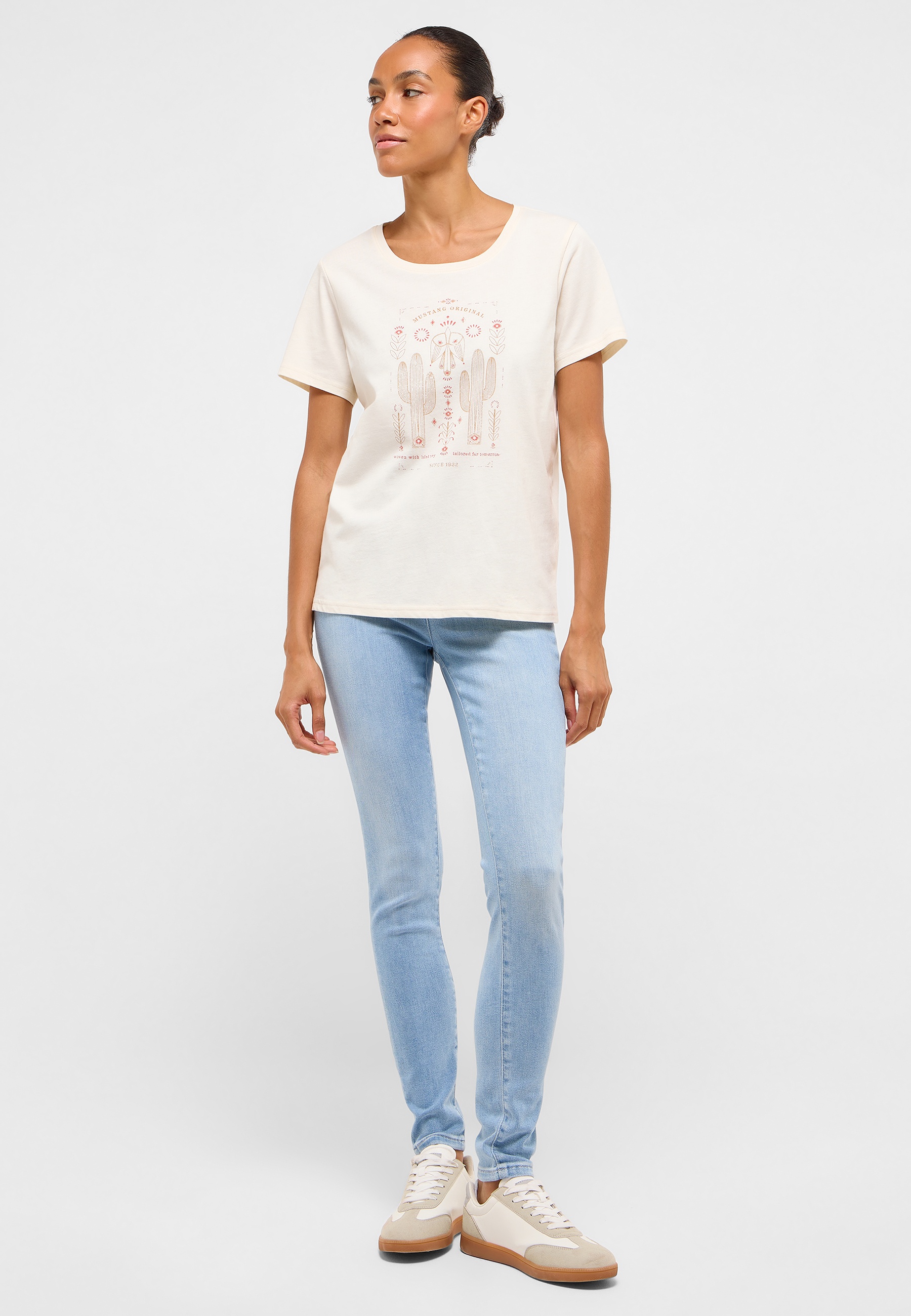 T-shirt, Hosen, Person, Jeans, Bluse