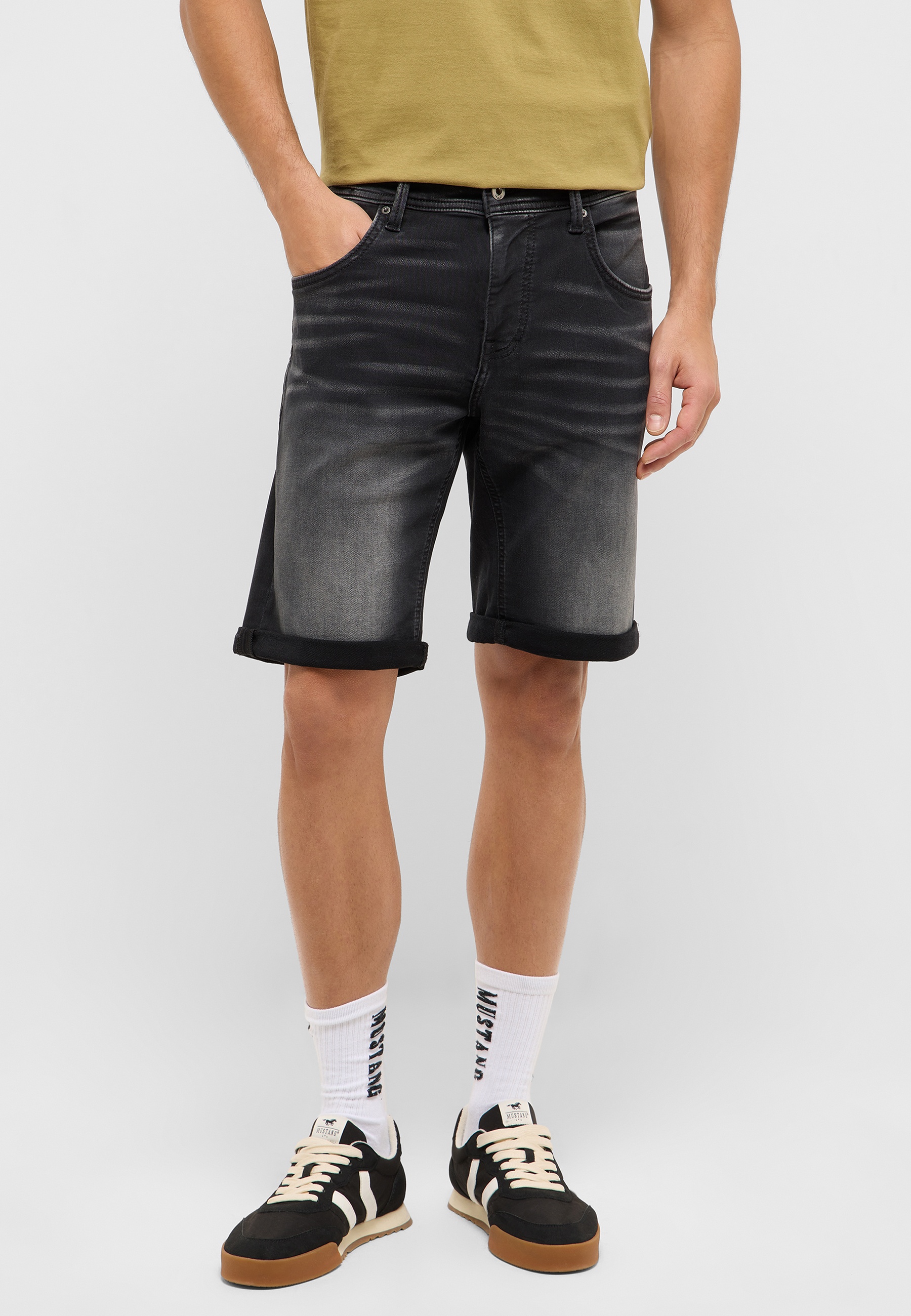 Bekleidung, Kurze Hosen, Schuh, Sneaker, Person