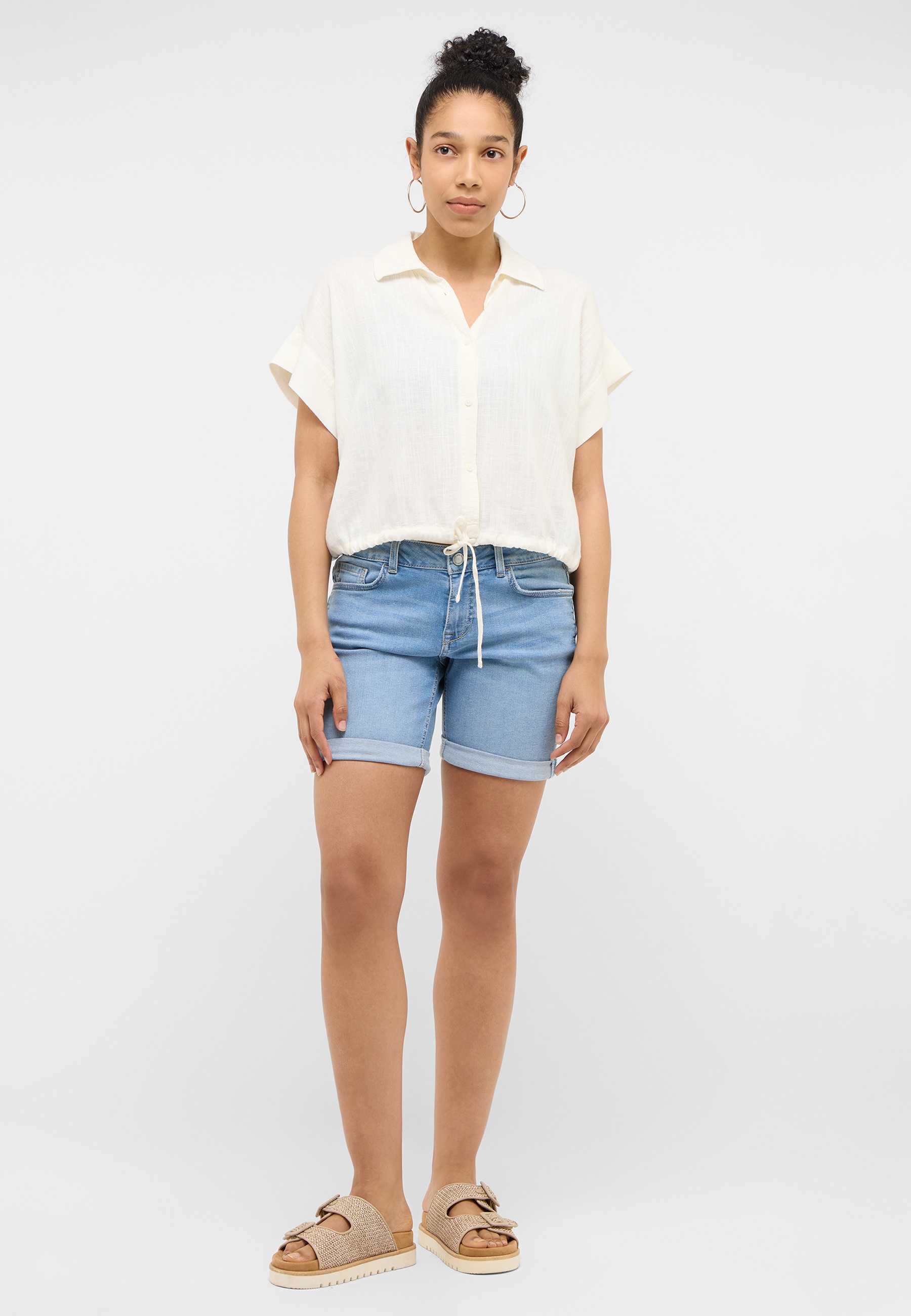 Bluse, Hemd, kurze Hellblau Jeansshorts, Denim-Shorts, Sandalen