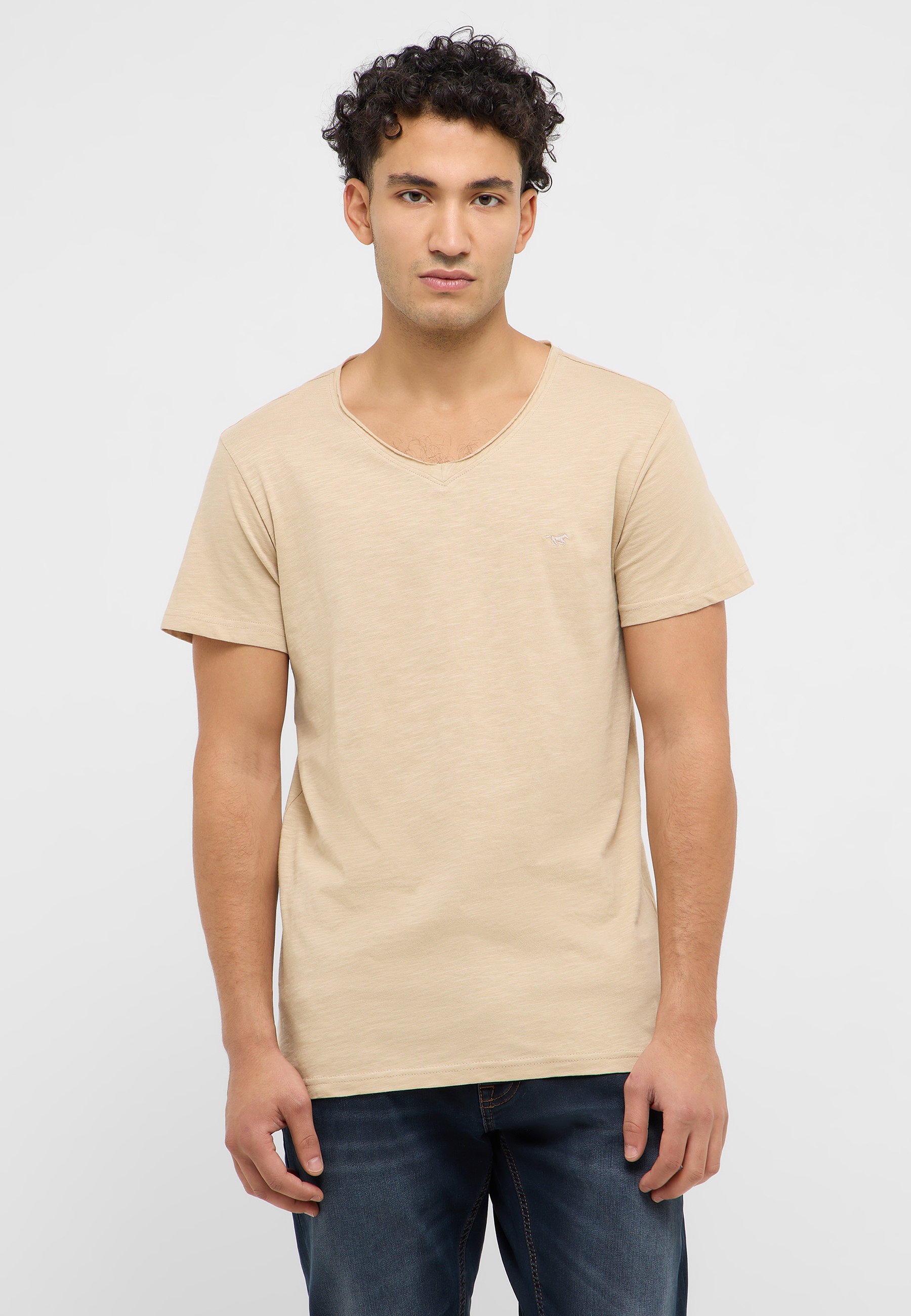 Bekleidung, T-shirt, Person, Jeans, Gesicht