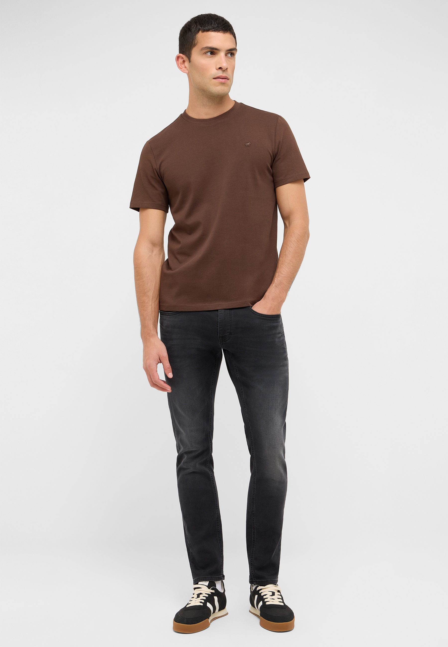 T-shirt, Hosen, Person, Stehend, Mann
