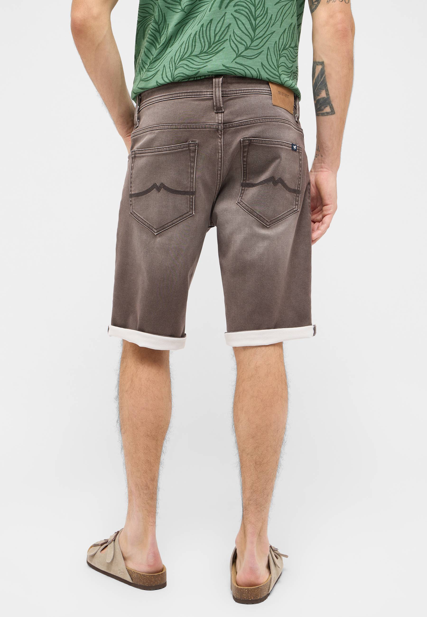 Bekleidung, Kurze Hosen, Schuhwerk, Sandale, Tätowierung