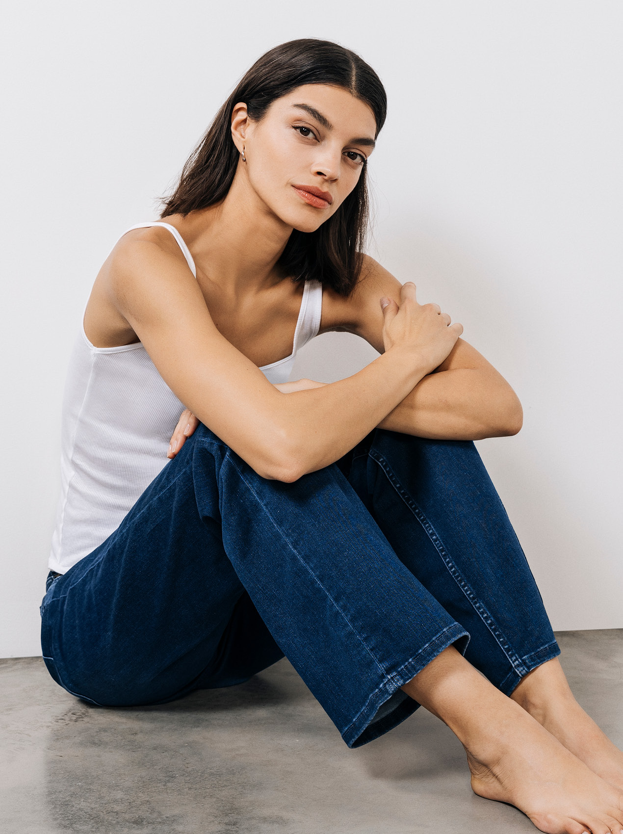 Hosen, Person, Sitzend, Erwachsener, Frau