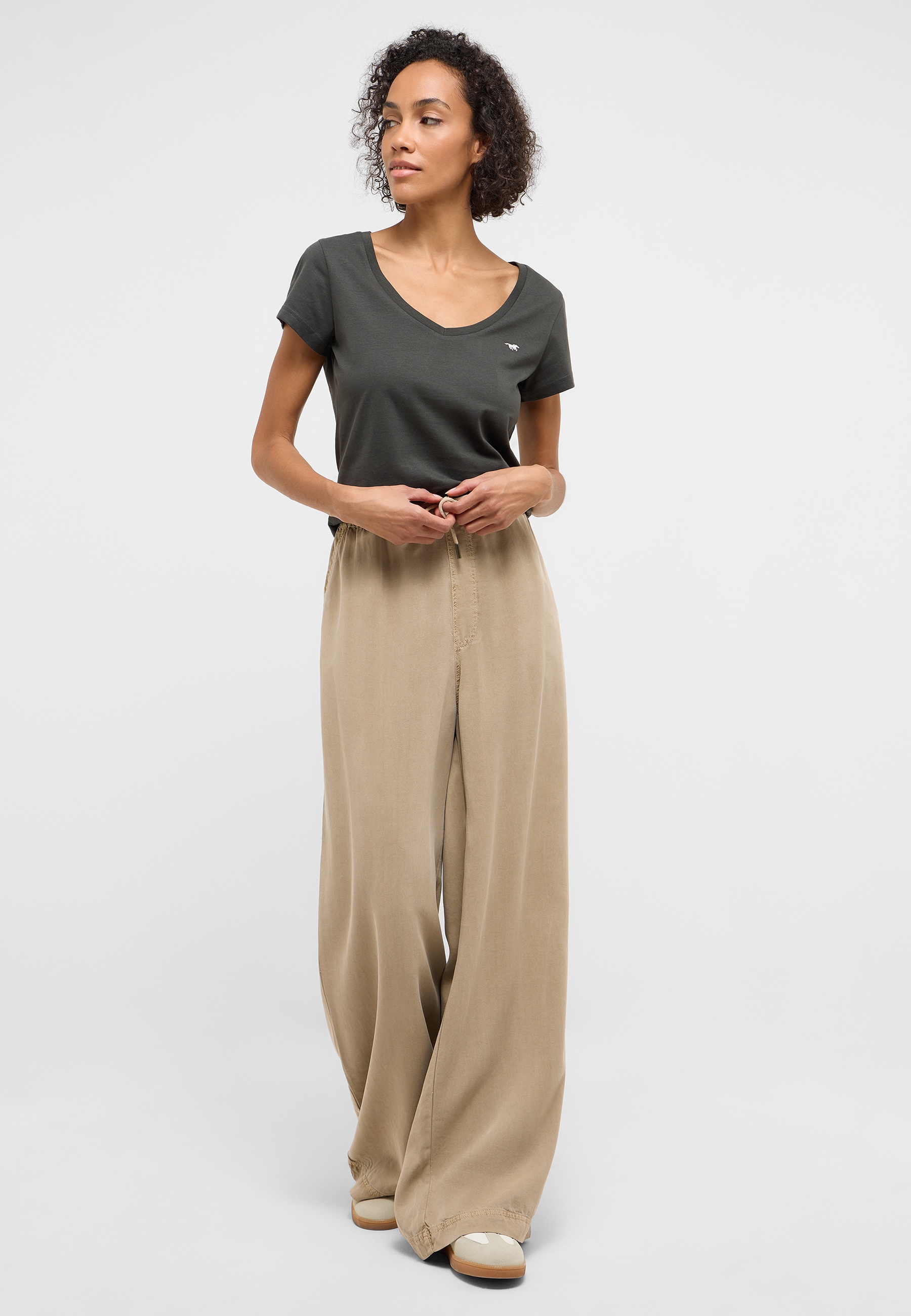 T-Shirt, V-Ausschnitt, Kurzarm, Dunkelgrau, Beige Hose