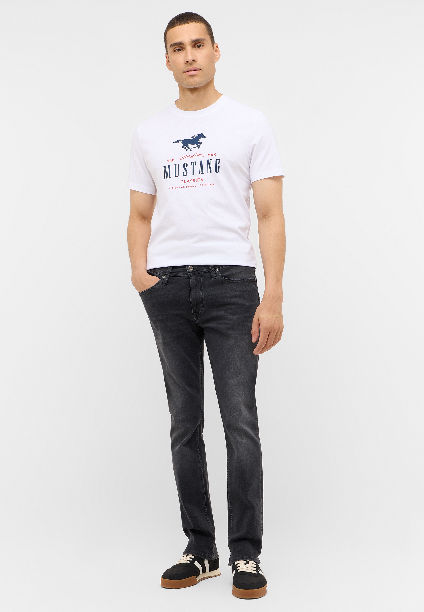 T-shirt, Hosen, Person, Stehend, Mann